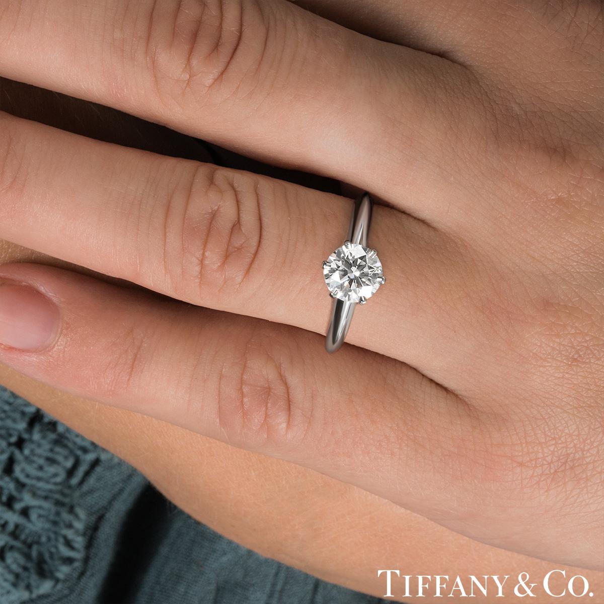 Tiffany & Co. Bague de fiançailles solitaire en diamant rond taille brillant de 1,05 carat H/VS2 en vente 2