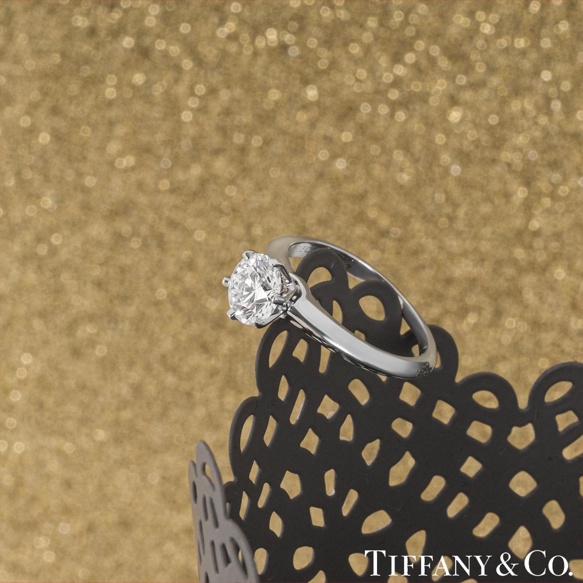 Tiffany & Co. Bague de fiançailles solitaire en diamant rond taille brillant de 1,05 carat H/VS2 en vente 3