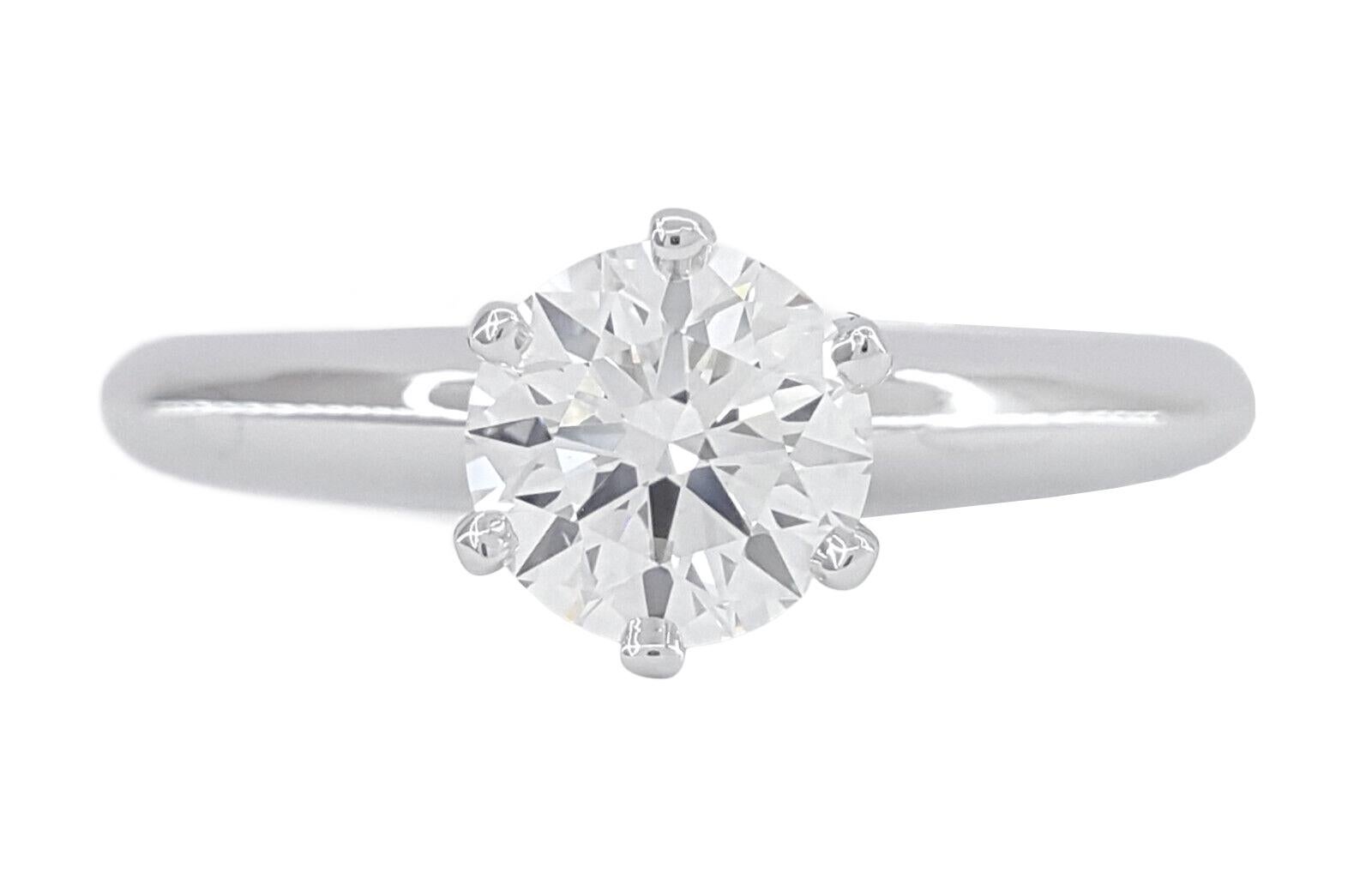 Taglio rotondo Tiffany & Co. Anello di fidanzamento solitario con diamante taglio Brilliante in platino in vendita