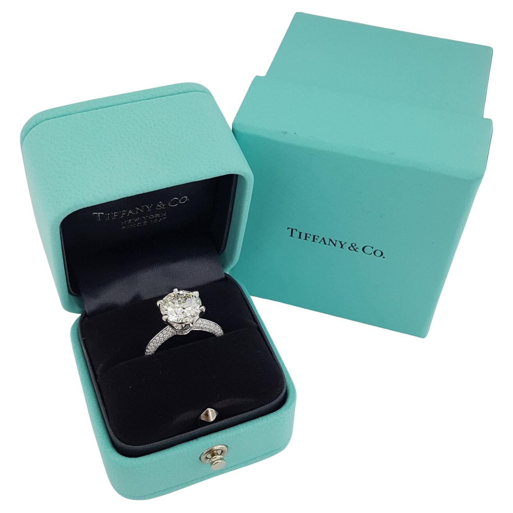 Tiffany and Co. Bague solitaire en diamant à taille ronde et brillante  Platine En vente sur 1stDibs