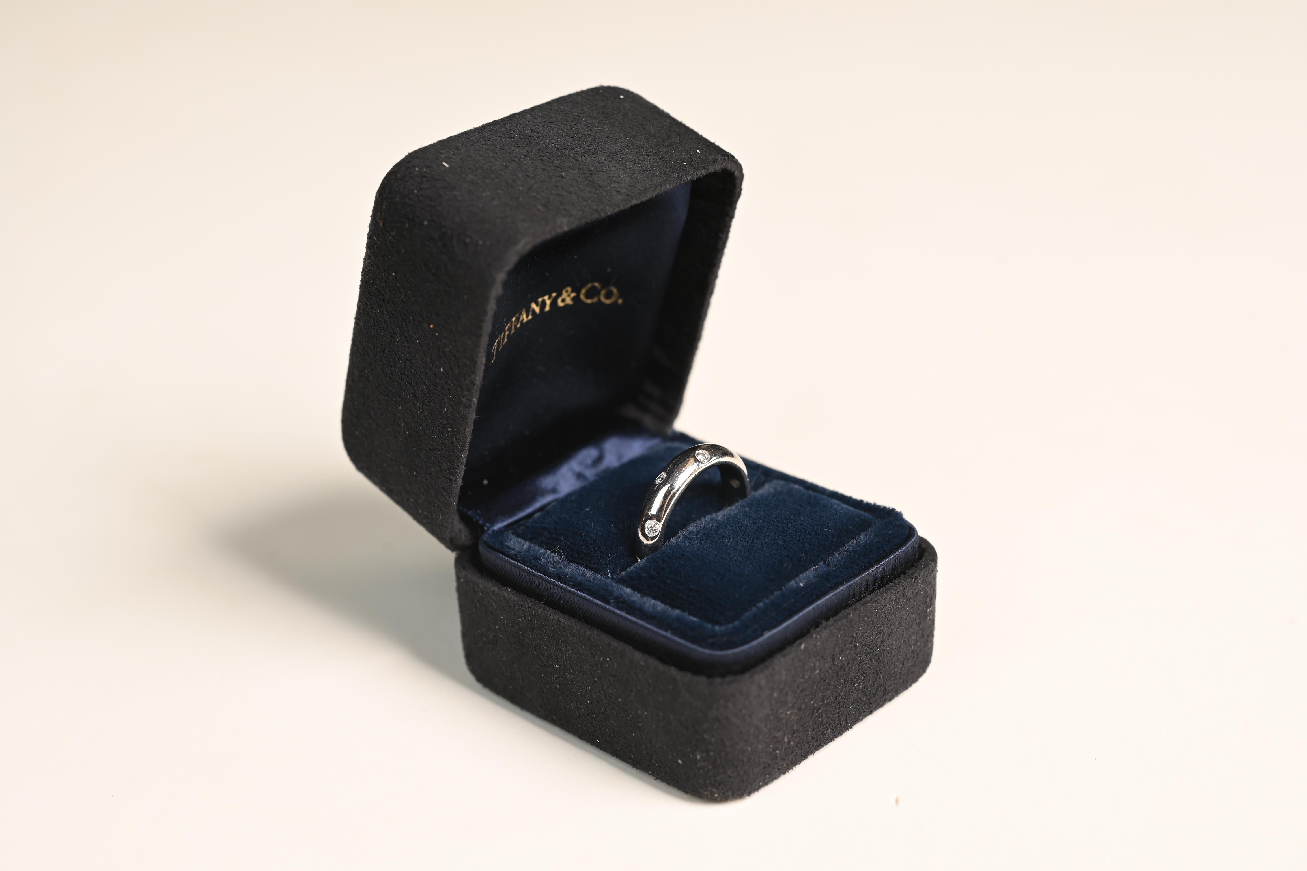 Questa squisita fascia di diamanti Tiffany & Co. è un esempio di eleganza senza tempo e di eccezionale maestria. Realizzato in lussuoso platino, il cinturino è impreziosito da diamanti rotondi con taglio a brillante meticolosamente incastonati lungo