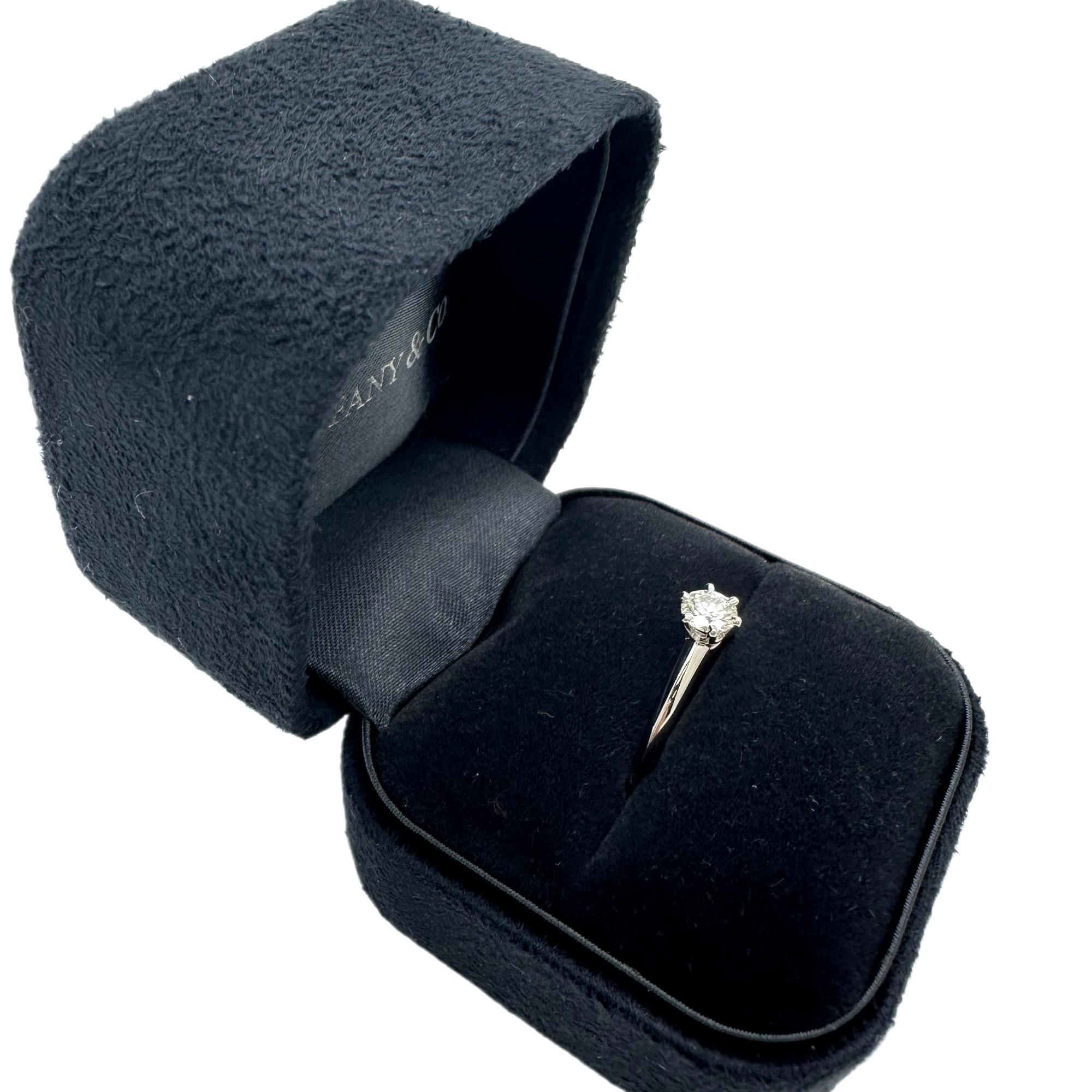 Tiffany & Co Verlobungsring mit rundem Brillanten 0,33 Karat H VS1 Solitair Platin Damen im Angebot