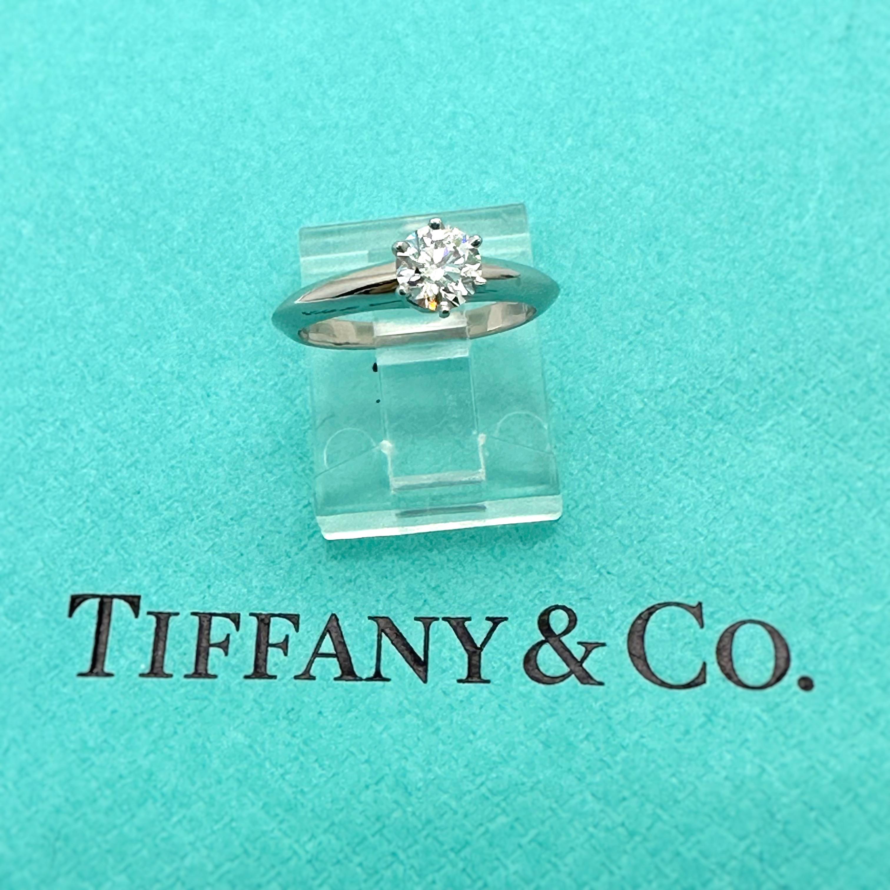 Tiffany & Co Bague de fiançailles diamant rond brillant 0.41 ct E VS1 Solitair Plat en vente 6