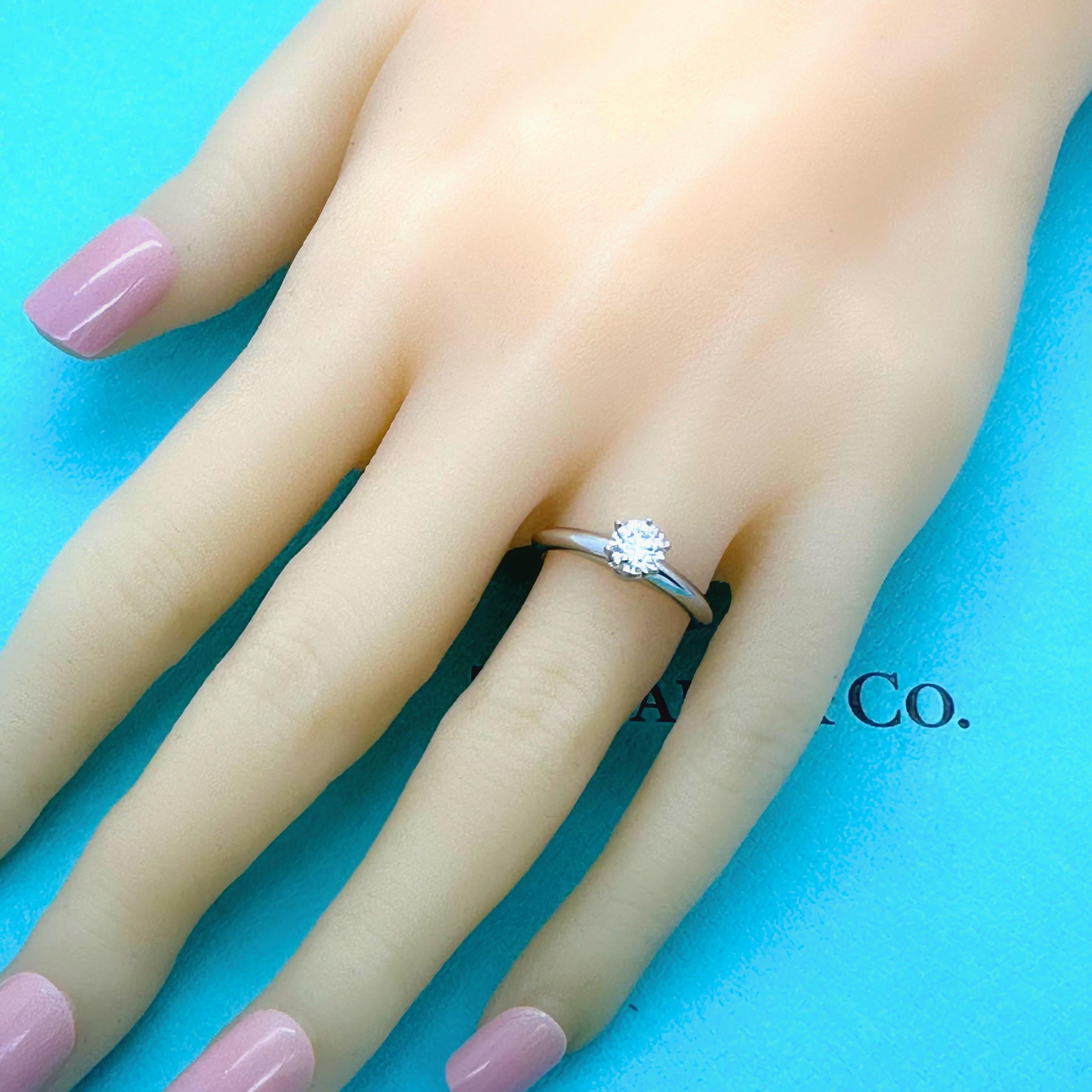 Tiffany & Co Bague de fiançailles diamant rond brillant 0.41 ct E VS1 Solitair Plat en vente 7