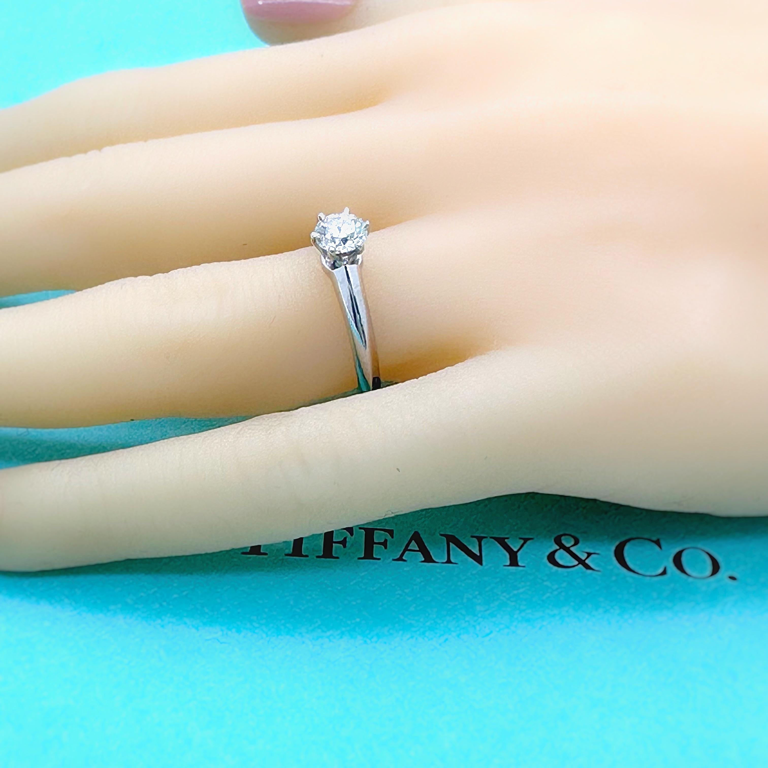 Tiffany & Co Bague de fiançailles diamant rond brillant 0.41 ct E VS1 Solitair Plat en vente 8