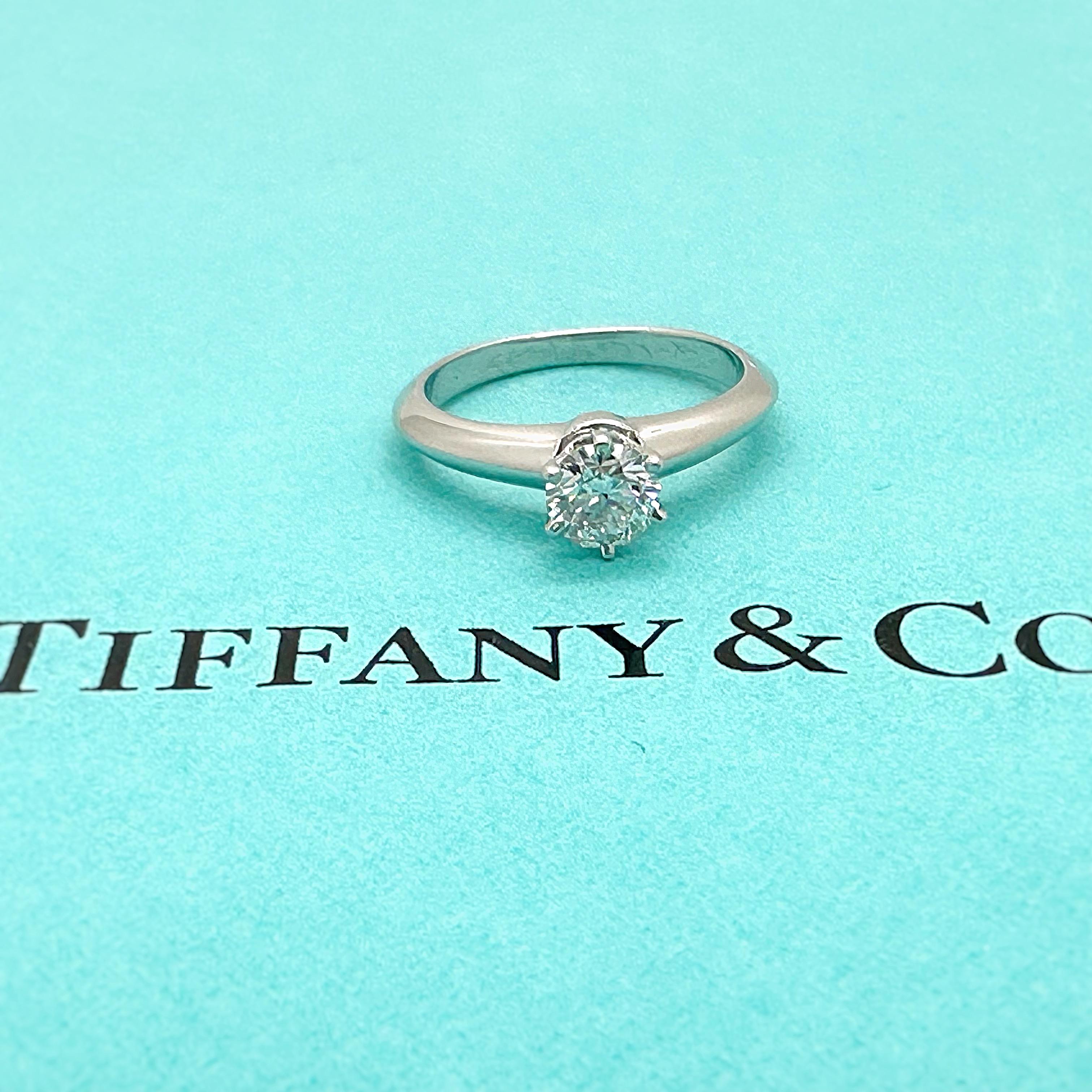 Tiffany & Co Bague de fiançailles diamant rond brillant 0.41 ct E VS1 Solitair Plat en vente 10
