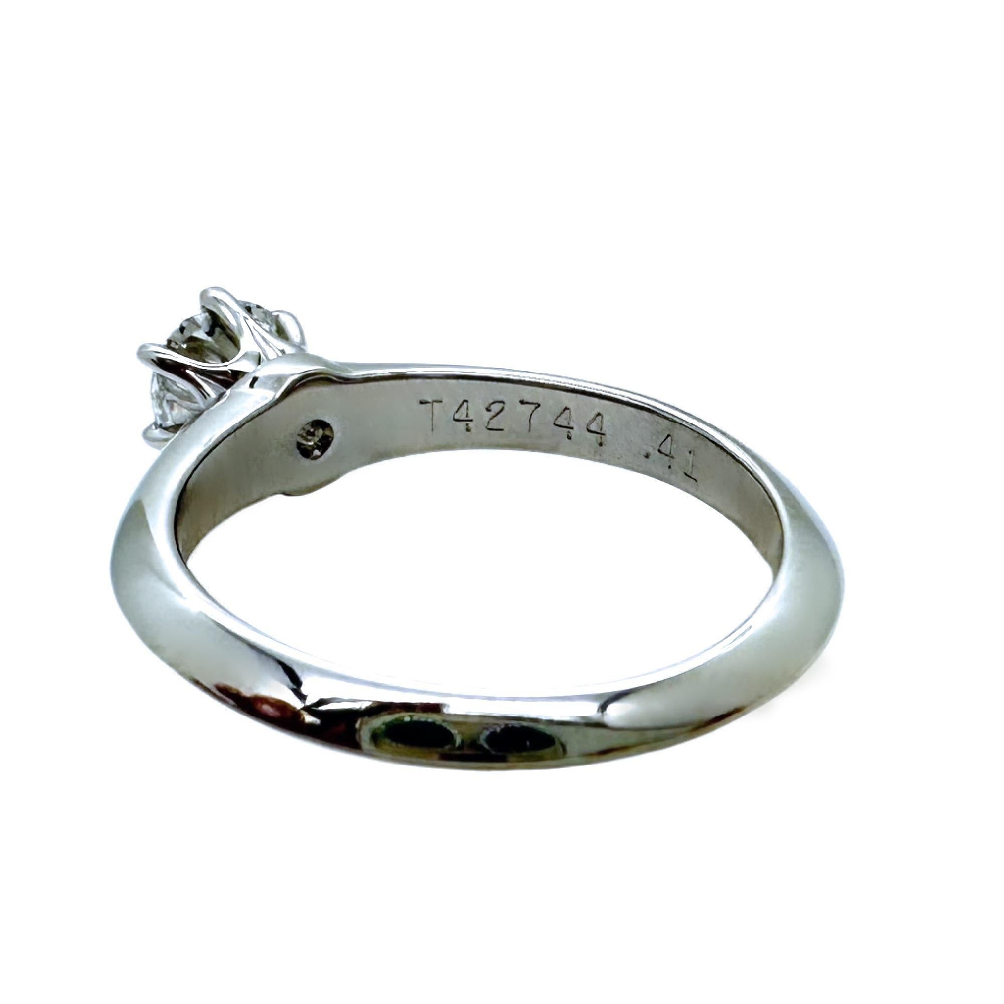 Tiffany & Co Bague de fiançailles diamant rond brillant 0.41 ct E VS1 Solitair Plat en vente 2