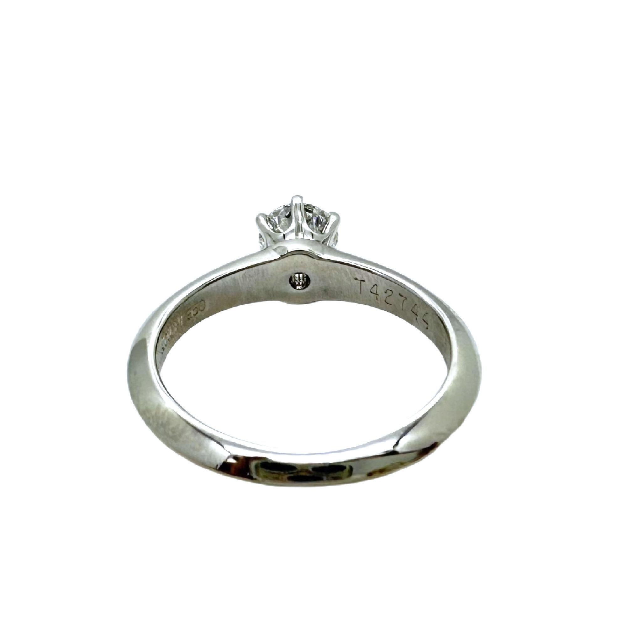 Tiffany & Co Bague de fiançailles diamant rond brillant 0.41 ct E VS1 Solitair Plat en vente 4