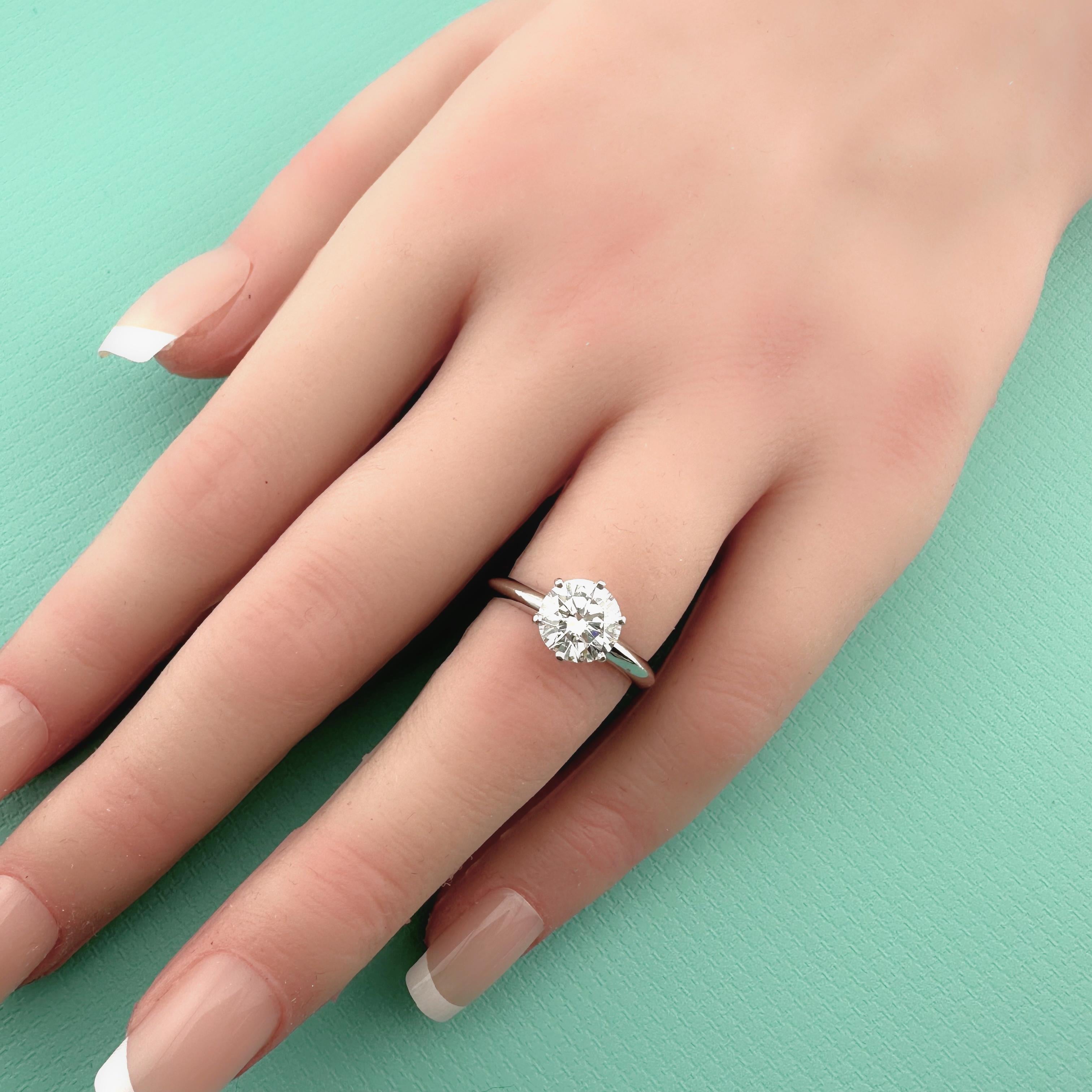 Tiffany & Co. Anello di fidanzamento con diamante tondo Brilliante 1,60 carati D VS2 PLAT in vendita 5