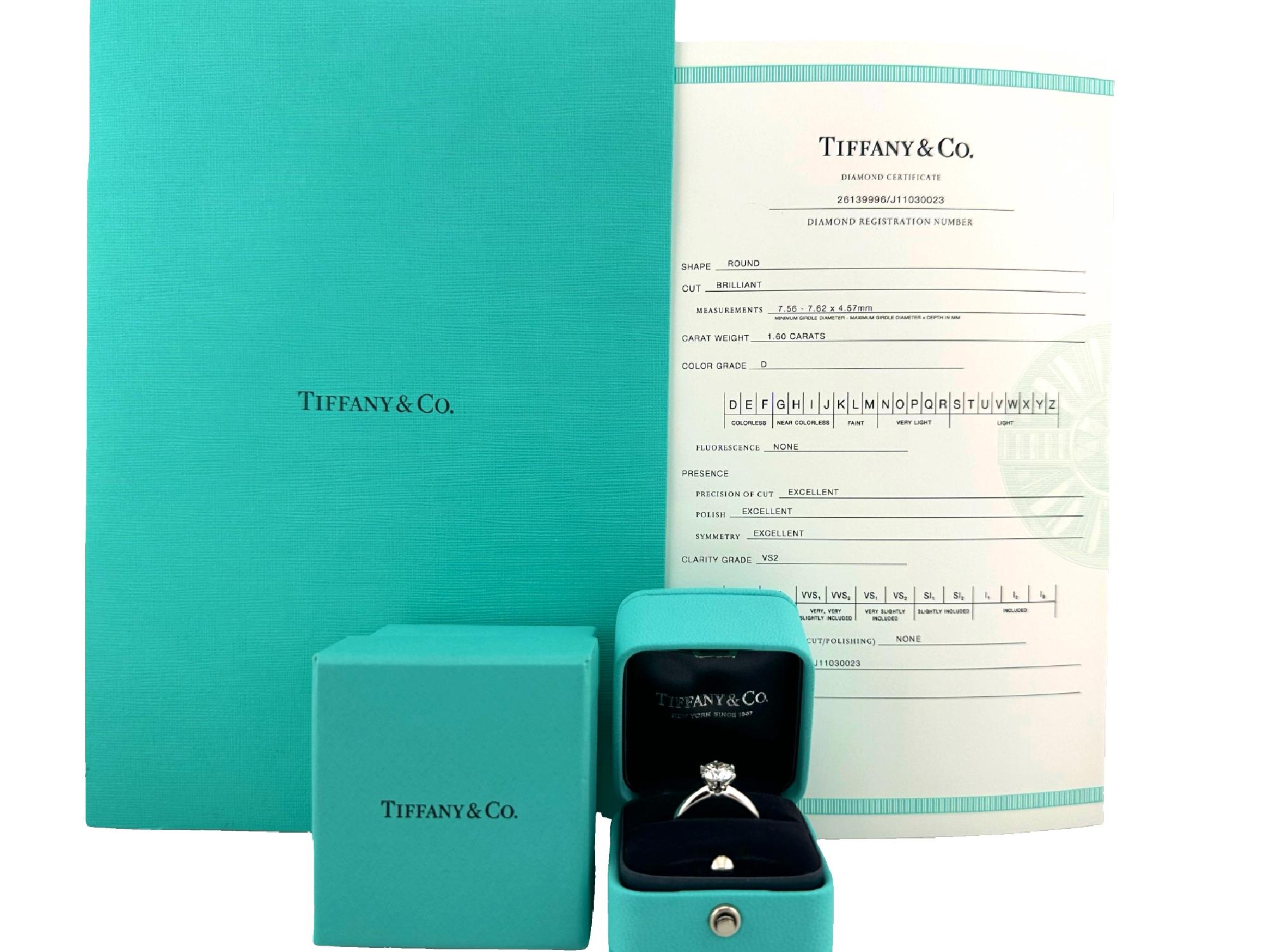 Anello di fidanzamento solitario Tiffany & Co.
Stile: Solitario a sei punte
Metallo: Platino PT950
Dimensioni:  5,25 - grande
Diamante principale: Taglio rotondo Brilliante 1,60 carati
Colore e purezza: Colore D, chiarezza VS2
Punzone: ©TIFFANY&CO