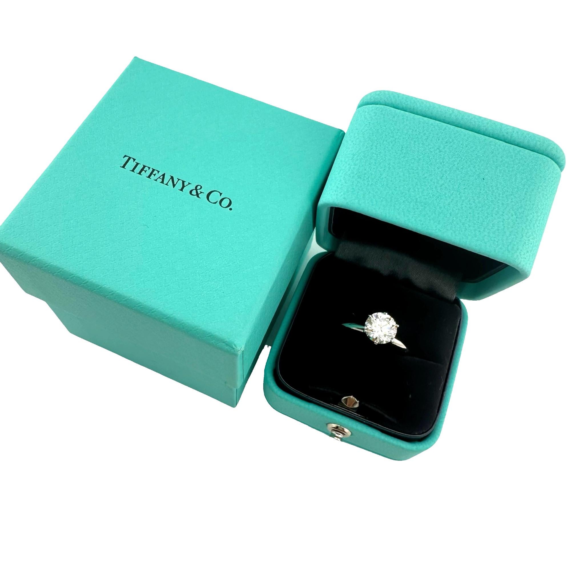Tiffany & Co. Anello di fidanzamento con diamante tondo Brilliante 1,60 carati D VS2 PLAT In condizioni ottime in vendita a San Diego, CA