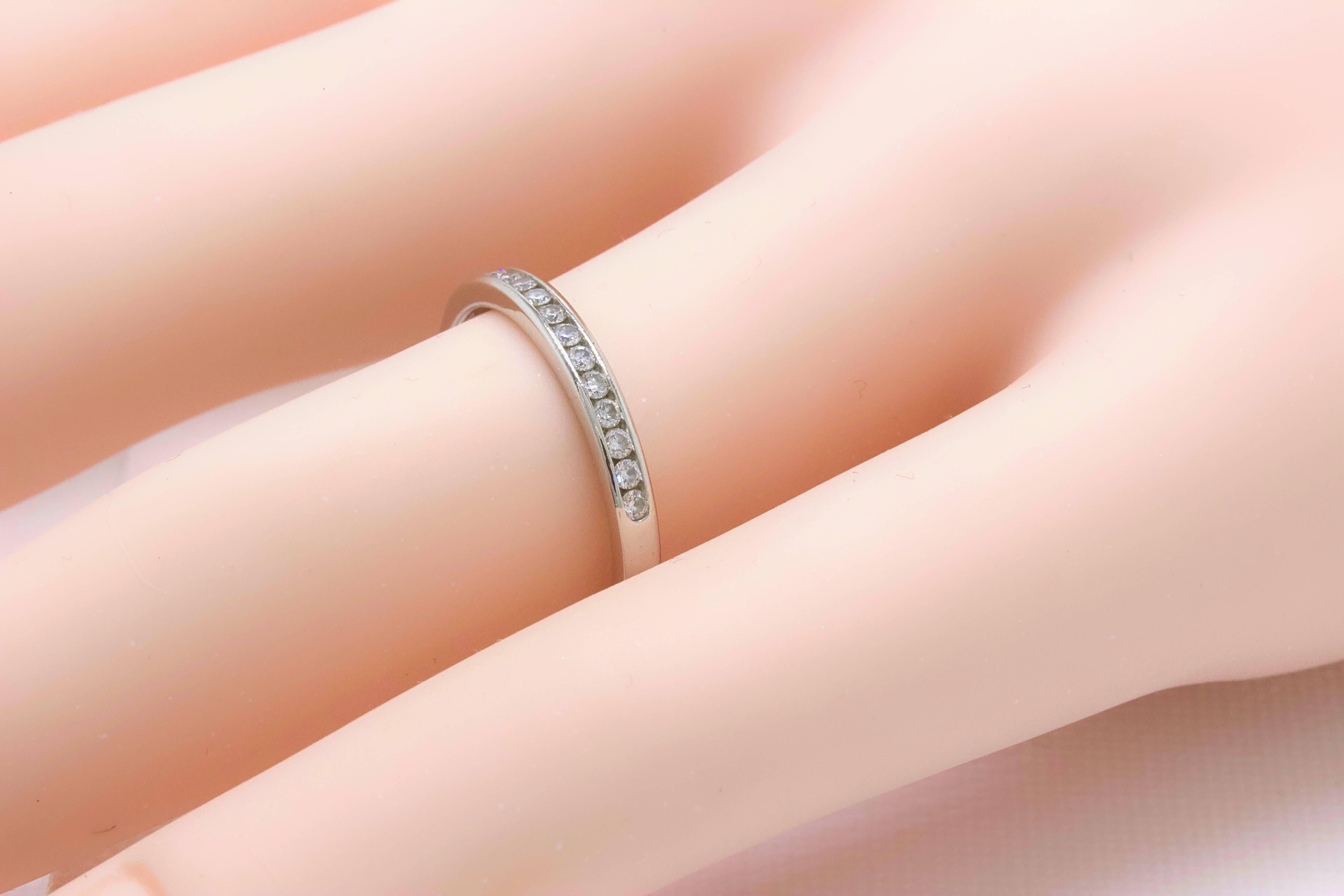 Tiffany & Co. Runder Brillant Diamant und Platin Ehering 2 MM im Angebot 5