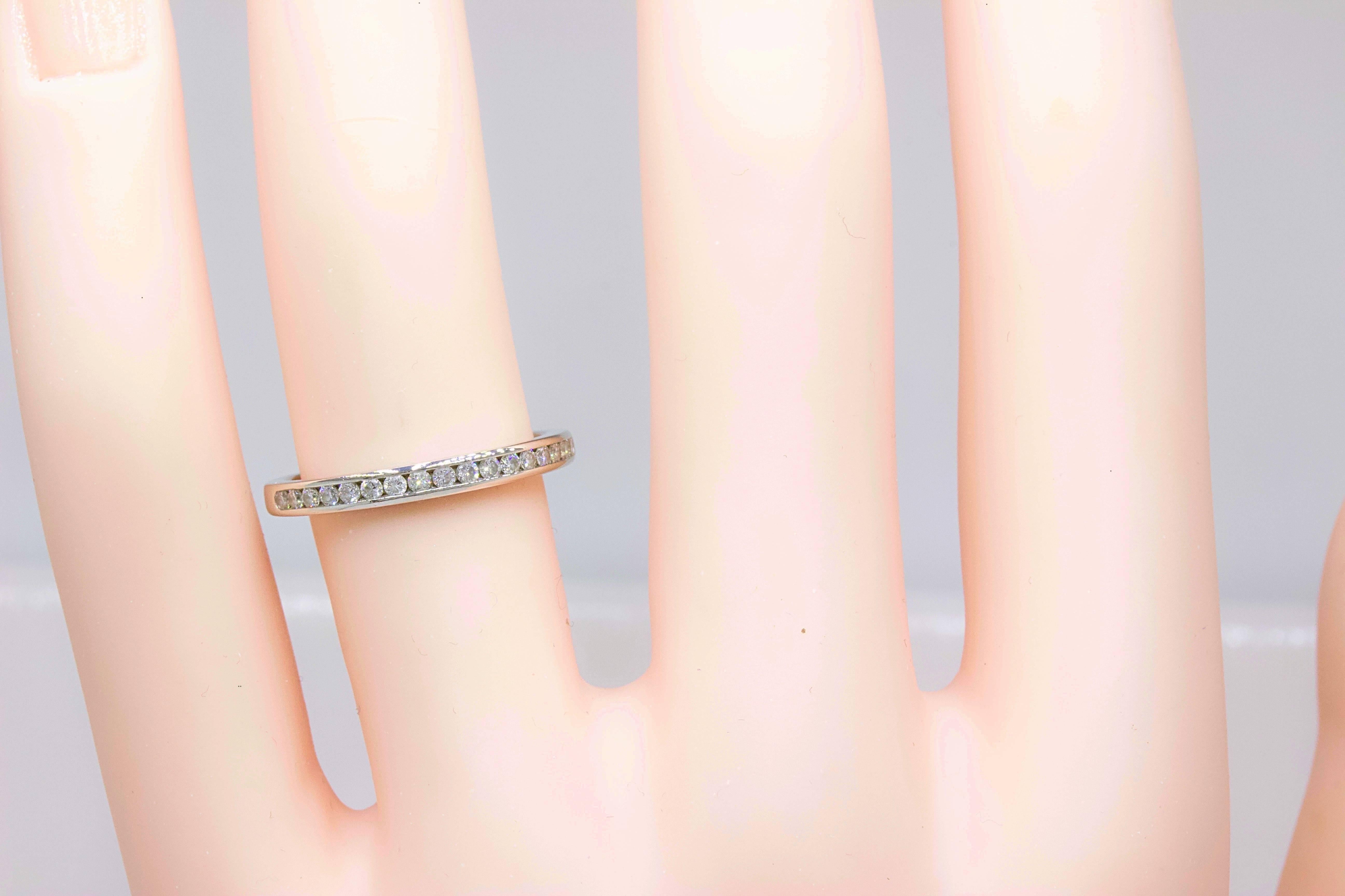 Tiffany & Co.
Stil: Halbkreis Diamant Ehering
Sku Nummer:  16183334
Größe:  6- ansehnlich
Metall:  Platin PT950
Karat Gesamtgewicht:  0,22 Karat.
Diamant-Form:  Rund Brillant 
Farbe und Reinheit des Diamanten:  G / VS
Wahrzeichen:  