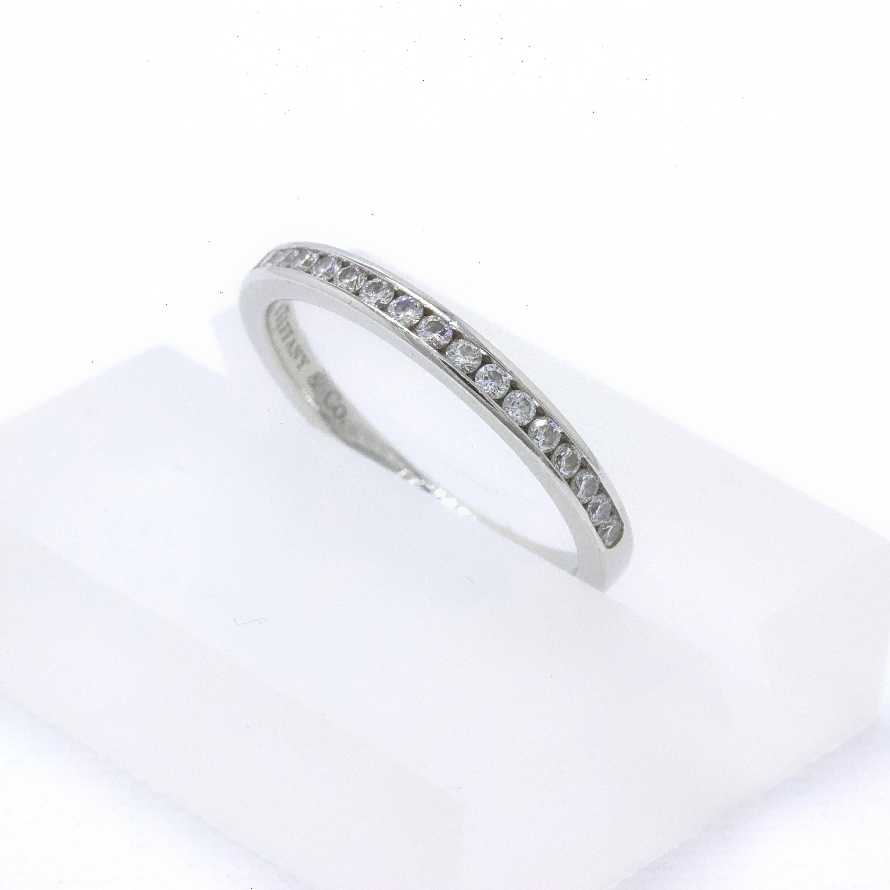 Tiffany & Co. Runder Brillant Diamant und Platin Ehering 2 MM (Rundschliff) im Angebot