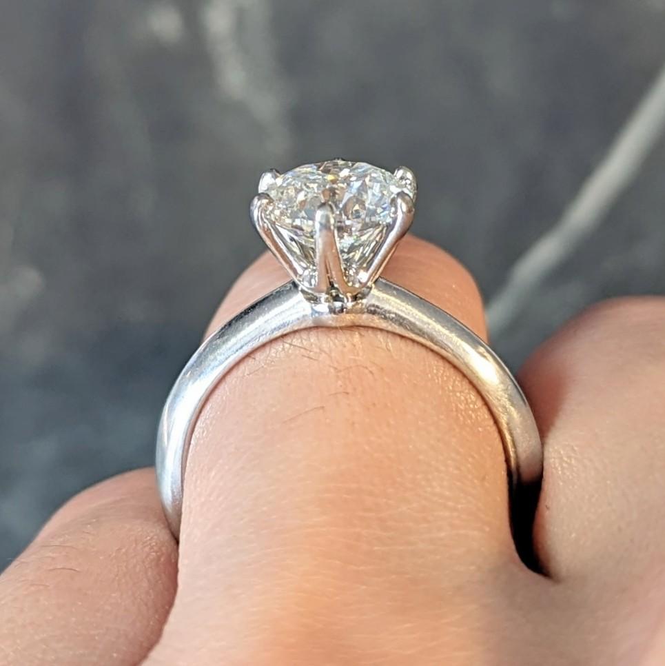 Tiffany & Co. Bague de fiançailles vintage avec solitaire en platine et diamant brillant rond en vente 10