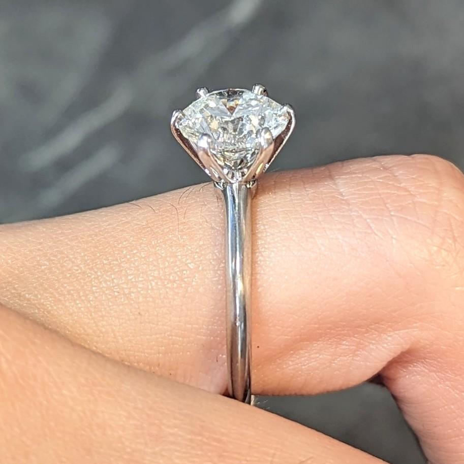 Tiffany & Co. Bague de fiançailles vintage avec solitaire en platine et diamant brillant rond en vente 11