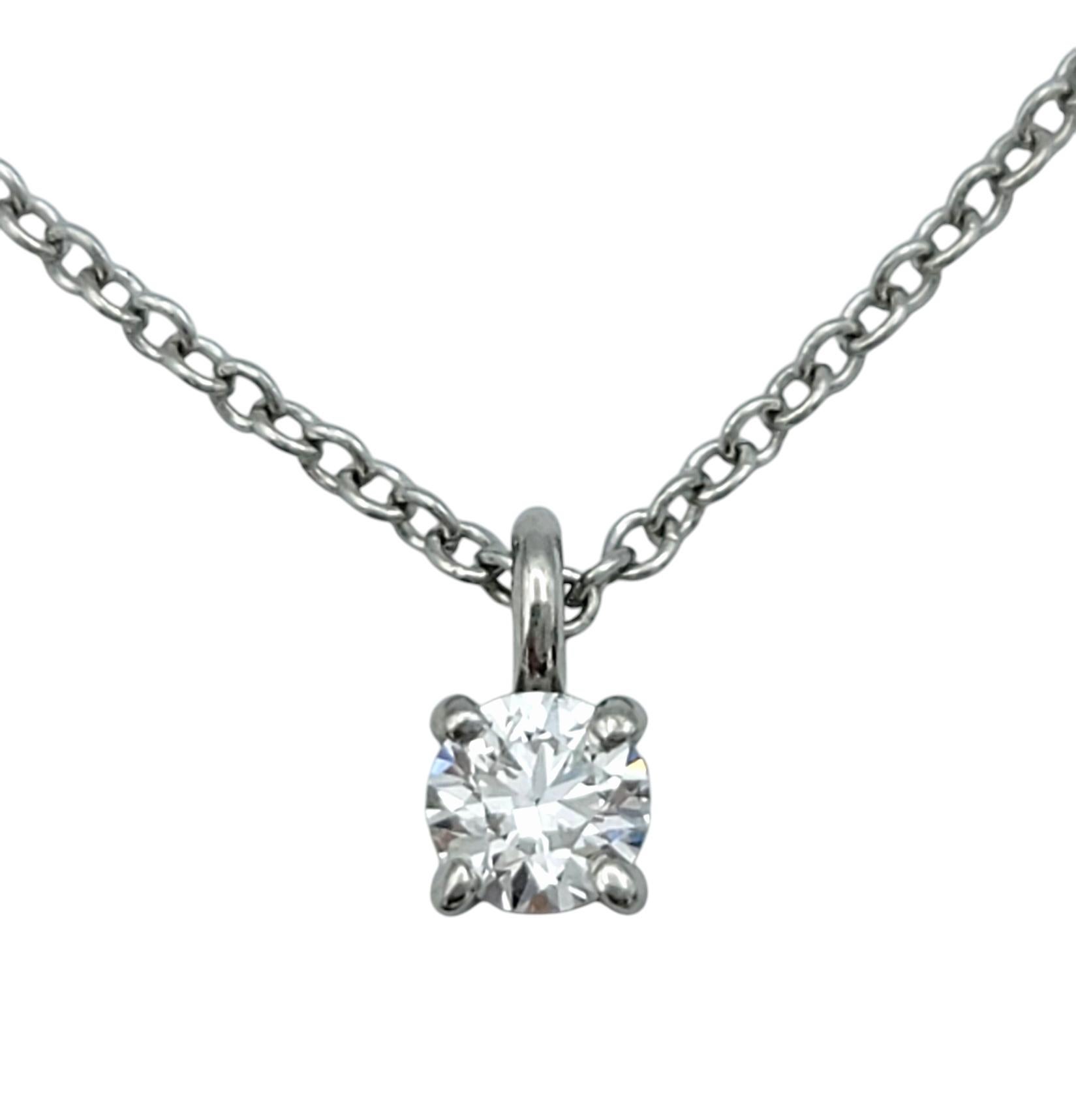 Eleva tu colección de joyas con este collar de diamantes solitario atemporal de Tiffany & Co., un verdadero símbolo de elegancia y sofisticación. Elaborada en lujoso platino, esta exquisita pieza incorpora un deslumbrante diamante redondo de talla