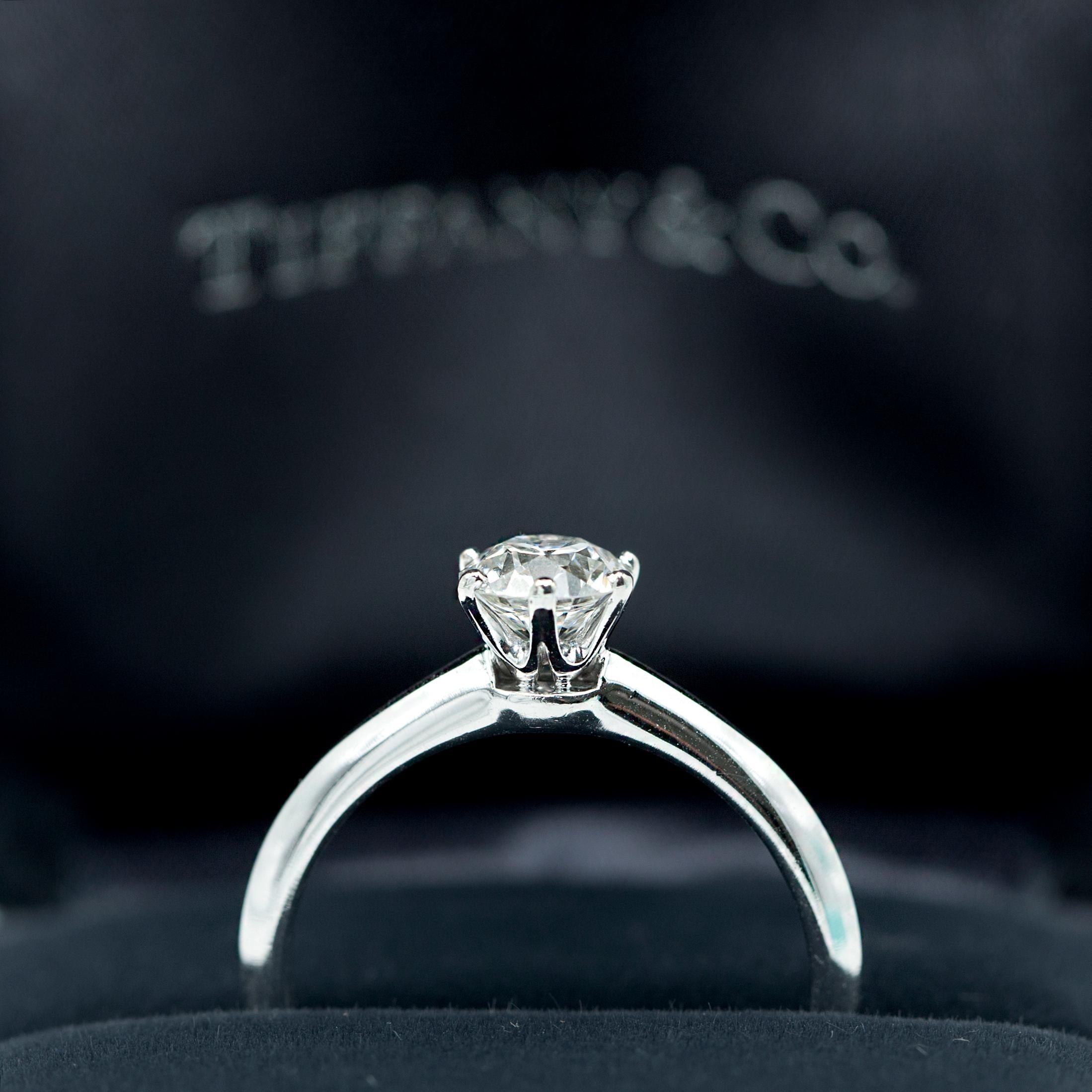 Women's or Men's Tiffany & Co. Round Brilliant Platinum Engagement Ring GIA Certified 0.77 Carat For Sale