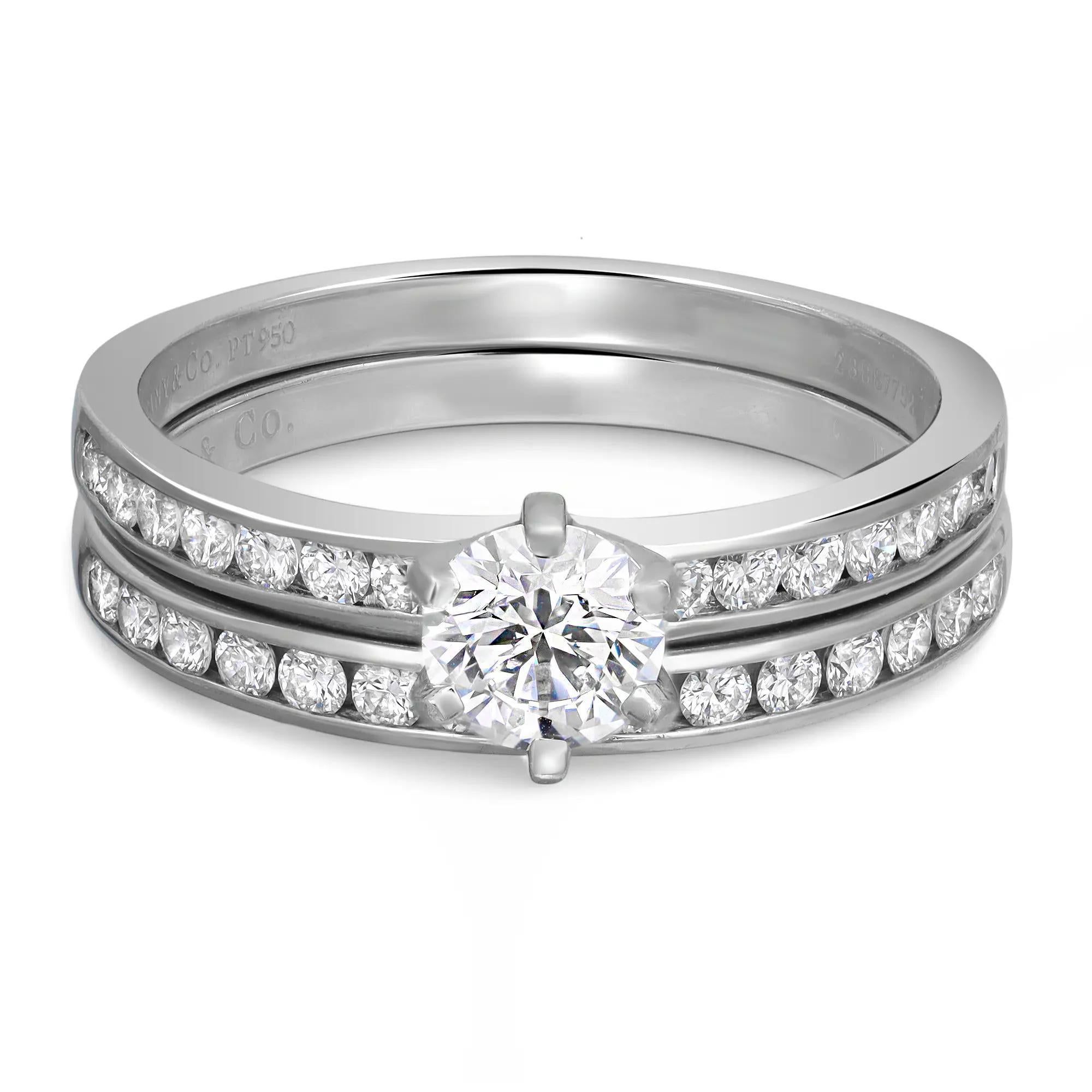 Tiffany & Co rund geschliffener Diamant Verlobungsring und Ehering. Hergestellt aus massivem Platin 950. Der Mittelstein ist mit einem rundgeschliffenen Diamanten von 0,53 Karat, Farbe E, Reinheit VS1 und seitlich akzentuierten rundgeschliffenen