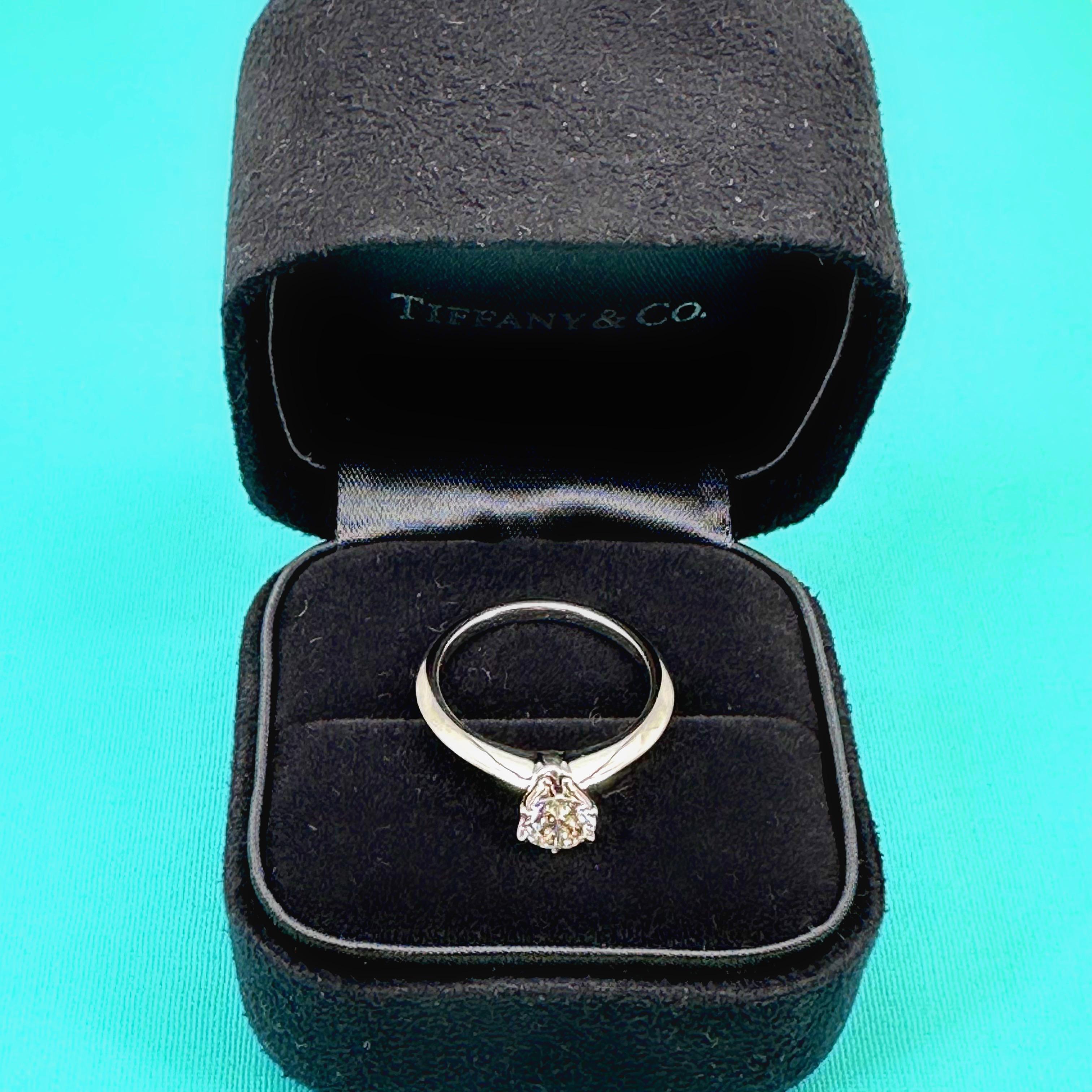 Verlobungsring aus Platin mit rundem Diamant 0,61 Karat I VS1 von Tiffany & Co im Angebot 3
