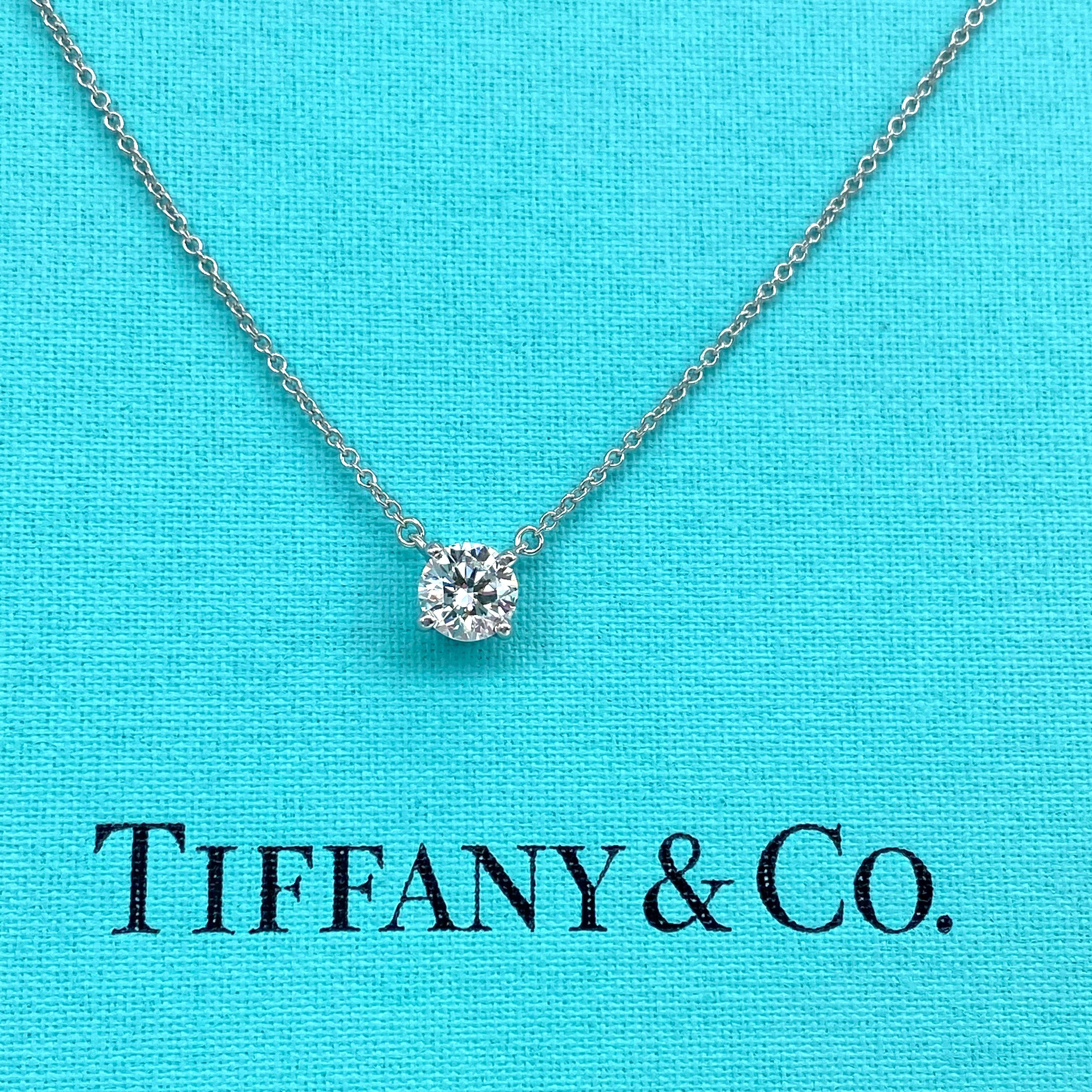 Tiffany & Co Runder Diamant Solitär-Anhänger Halskette
Stil:  4-polig 
Referenznummer:  69789331/V10260529
Metall:   Platin PT950
Größe/Maße:  16' Halskette
TCW:  0.67 ct
Hauptdiamant:  Runder Brillantschliff Diamant
Farbe & Klarheit:  H,