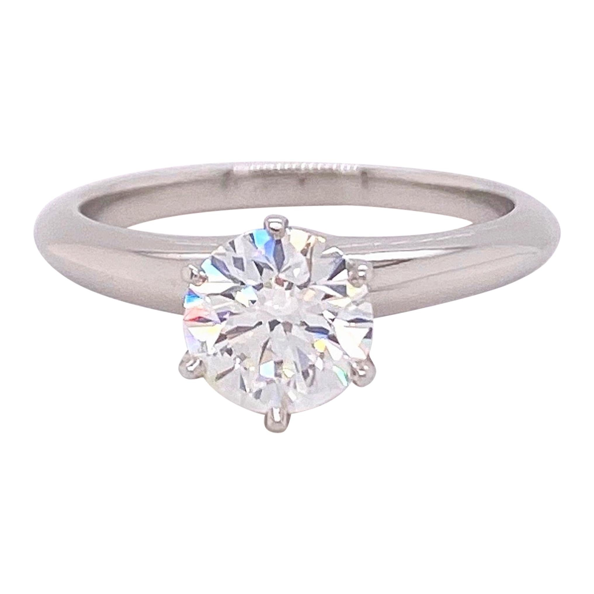 Tiffany & Co. Anello solitario con diamante rotondo da 1,03 carati G VS1 in platino