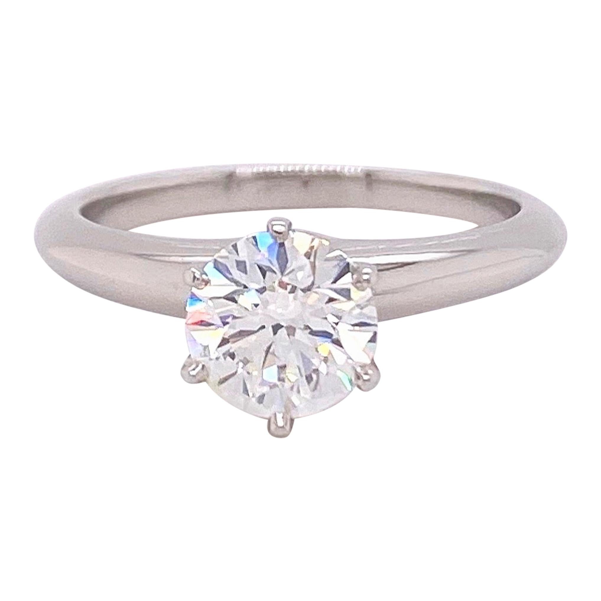 Tiffany & Co. Bague solitaire en platine avec diamant rond de 1,03 carat G VS1