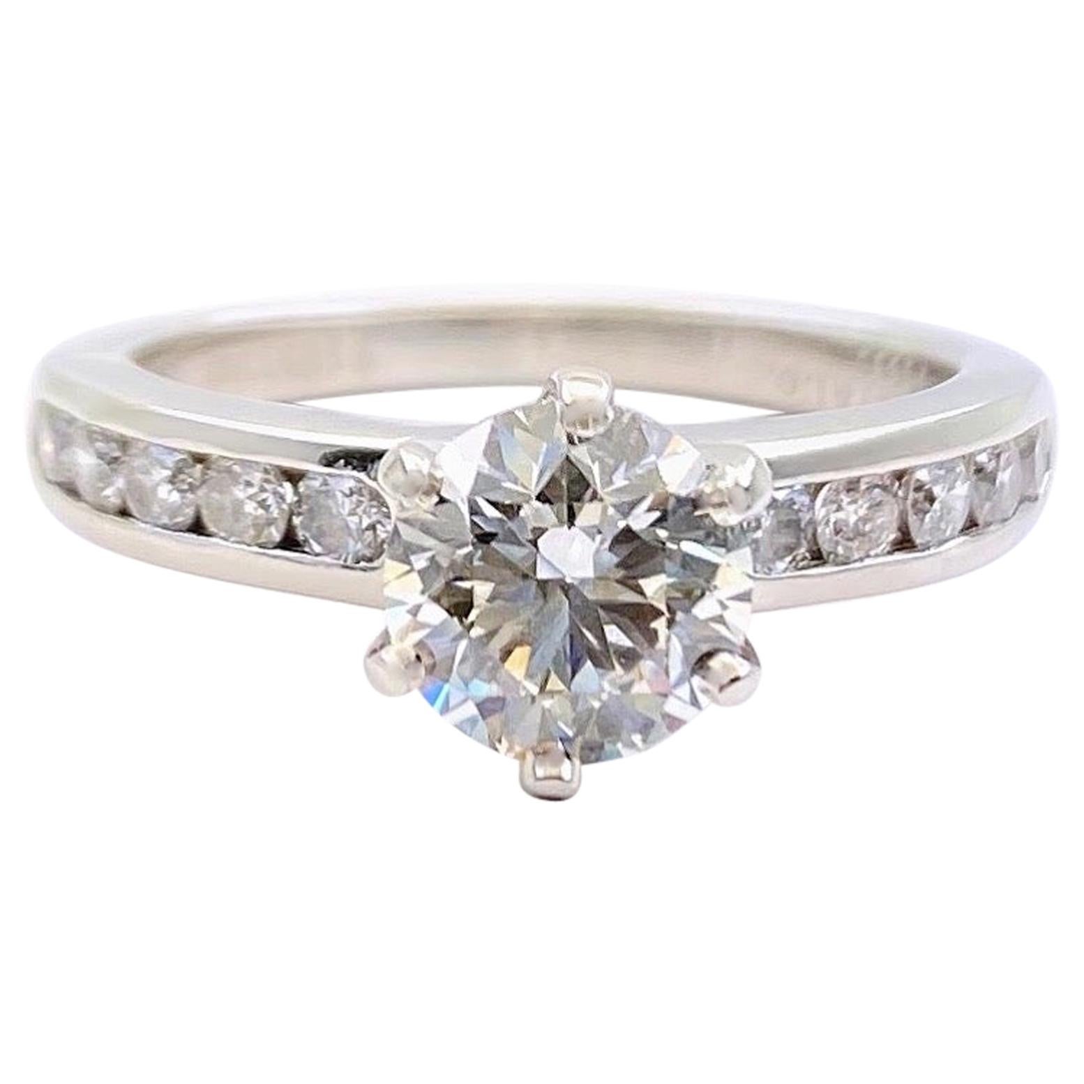 Tiffany & Co. Bague de fiançailles avec diamant rond 1.36 Tcw Channel Set Band Platinum