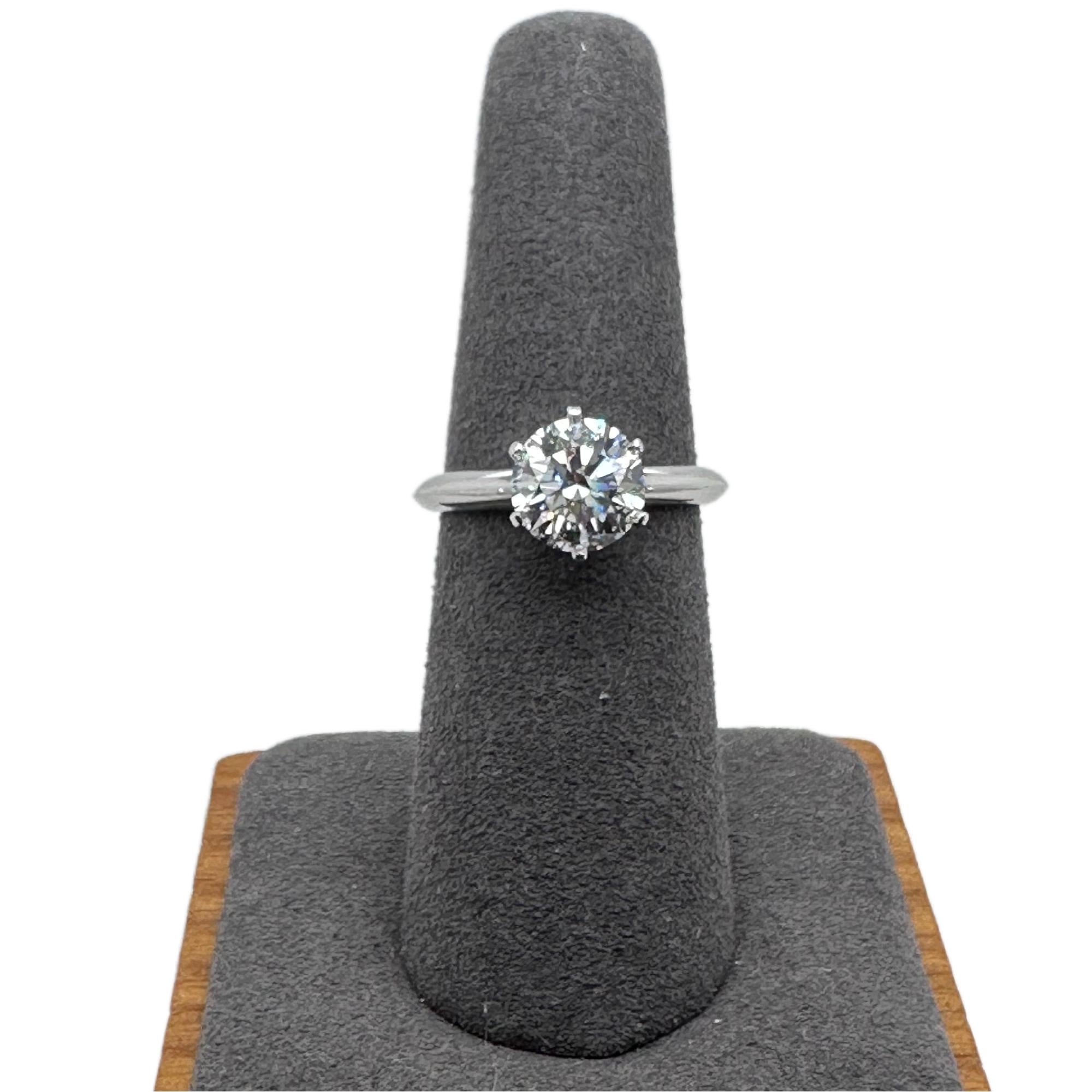 Tiffany & Co. Bague de fiançailles solitaire en platine avec diamant rond de 1,85 carat E VS1 Excellent état - En vente à San Diego, CA