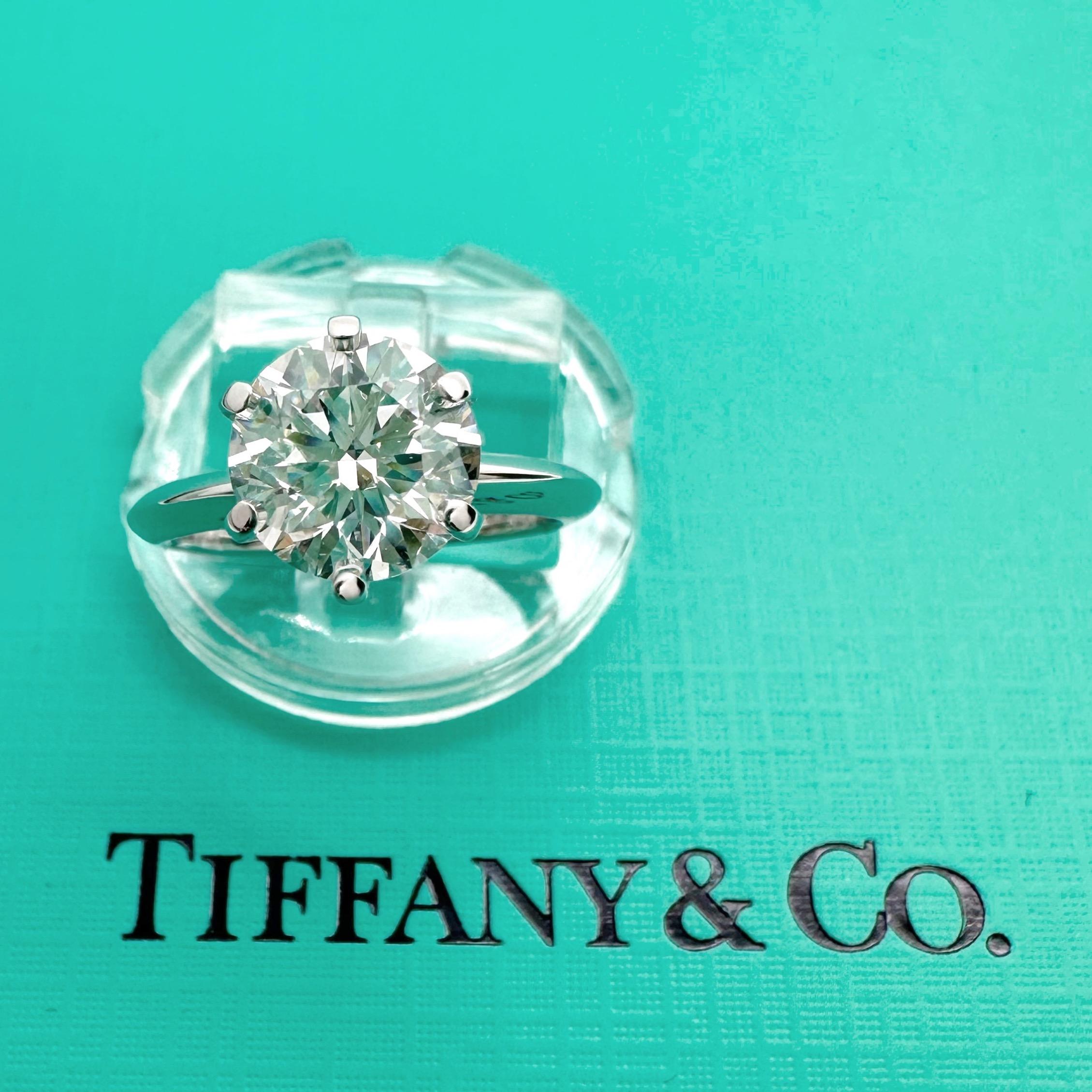 Women's or Men's Tiffany & Co. Round Diamond 2.07 cts H VS2 Solitaire Engagement Ring Platinum