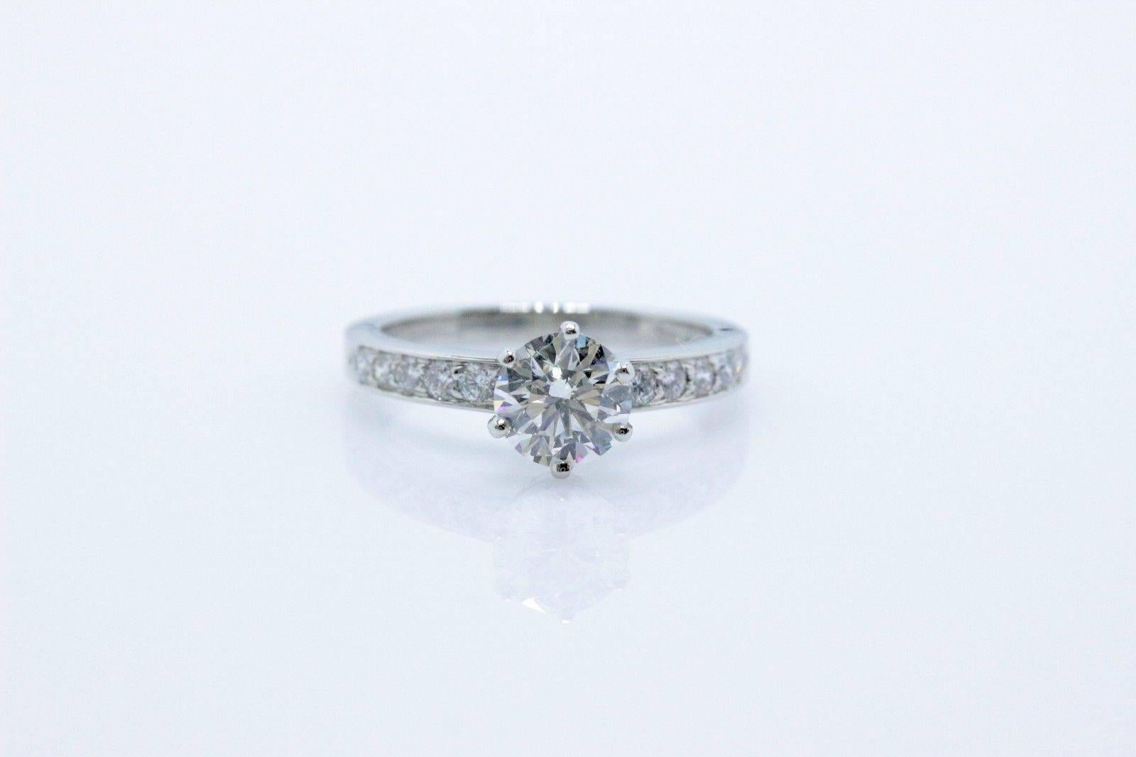 Tiffany & Co. Runder Diamant-Perlenbesetzter Verlobungsring 1,37 Karat F VVS2 Platin im Zustand „Hervorragend“ im Angebot in San Diego, CA