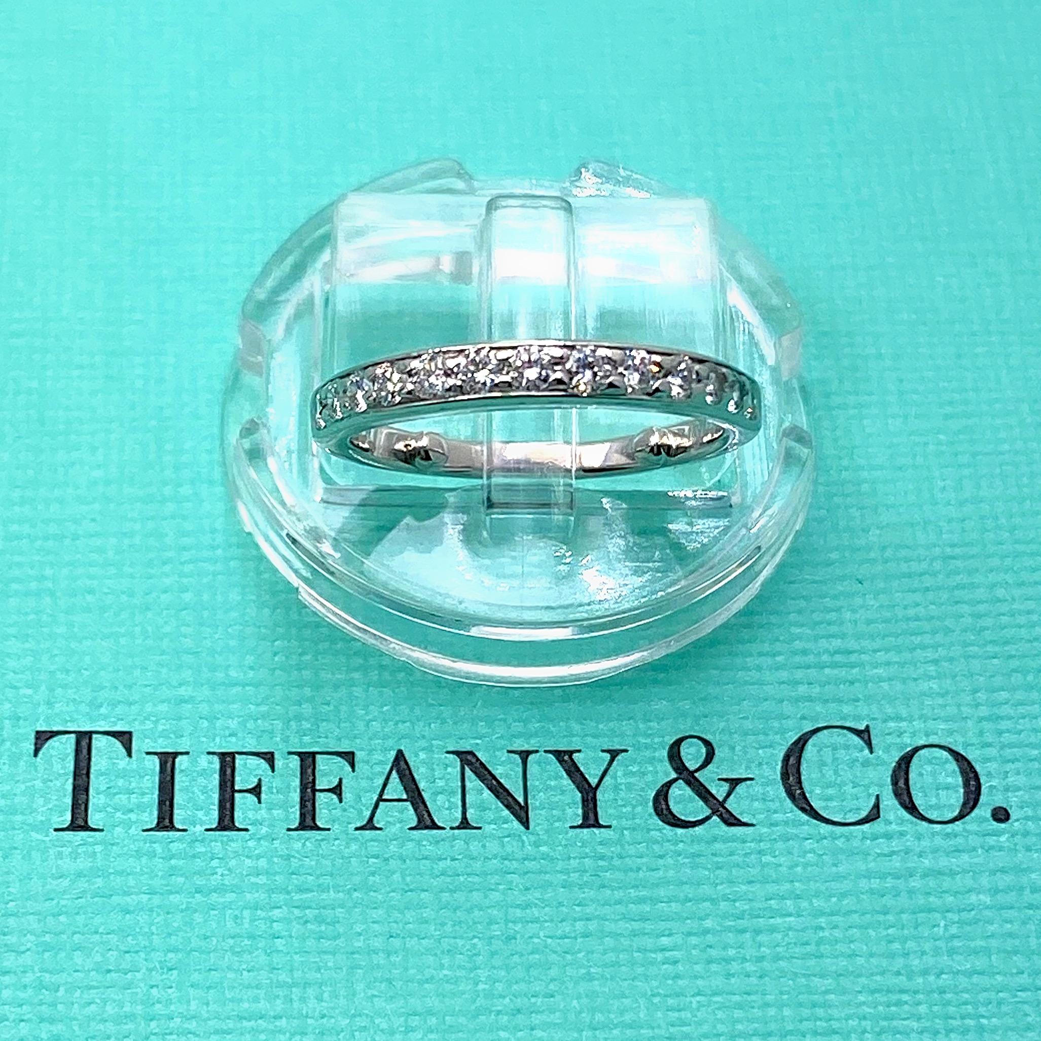 Tiffany & Co. Runder runder, mit Diamanten und Perlen besetzter halber Kreisbandring Platin (Rundschliff) im Angebot