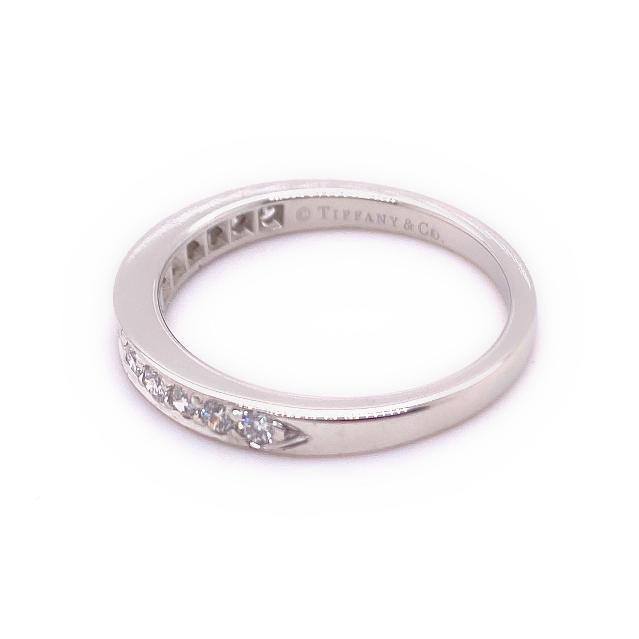 Tiffany & Co. Runder runder, mit Diamanten und Perlen besetzter halber Kreisring aus Platin (Rundschliff) im Angebot