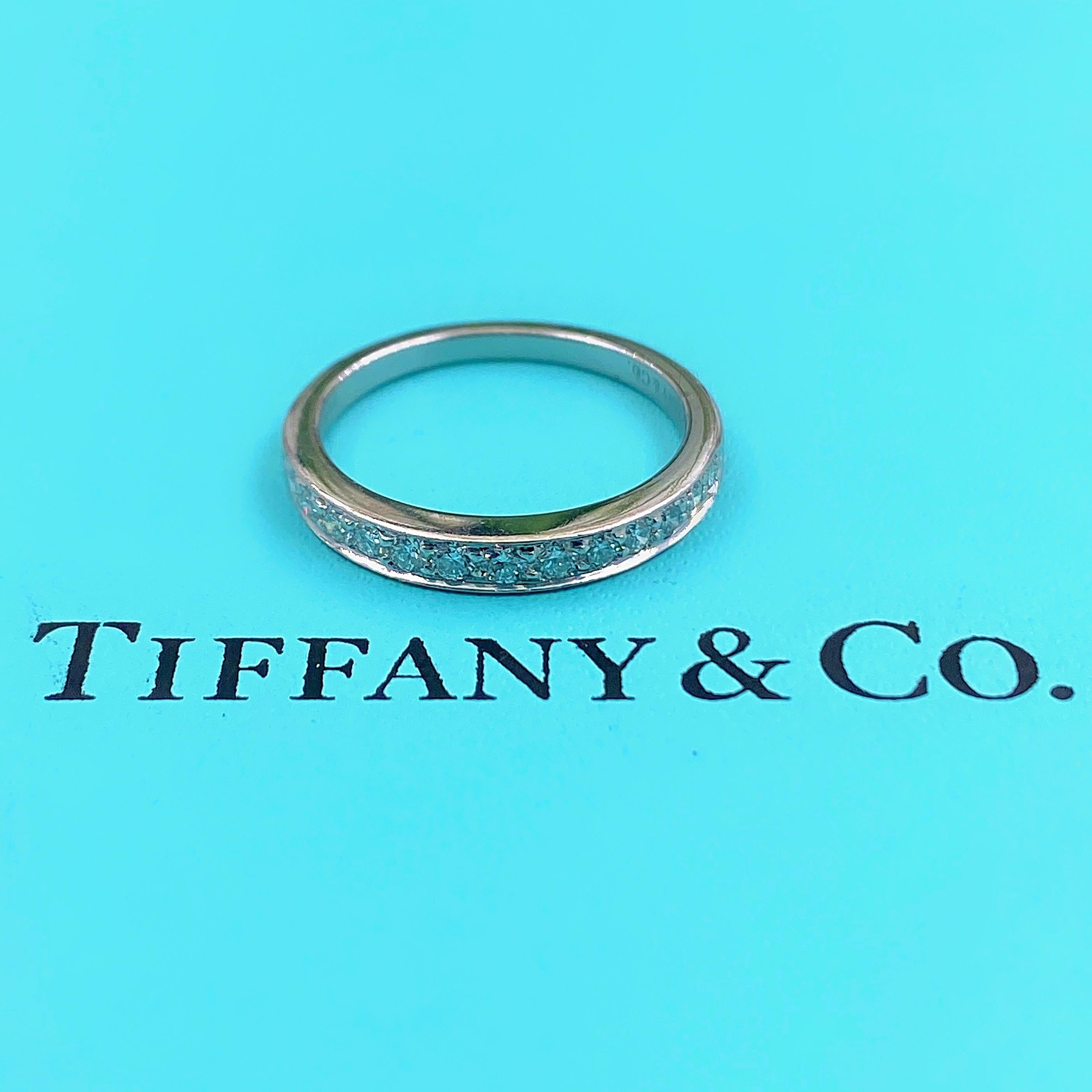 Tiffany & Co. Runder runder, mit Diamanten und Perlen besetzter halber Kreisring aus Platin für Damen oder Herren im Angebot