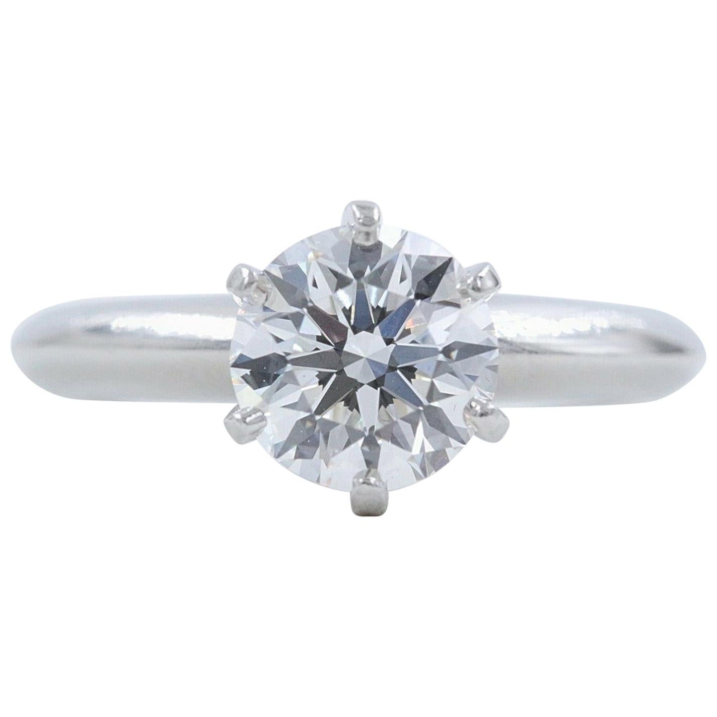 Tiffany & Co. Anello di fidanzamento con diamante rotondo da 1,23 carati GVS2 in platino