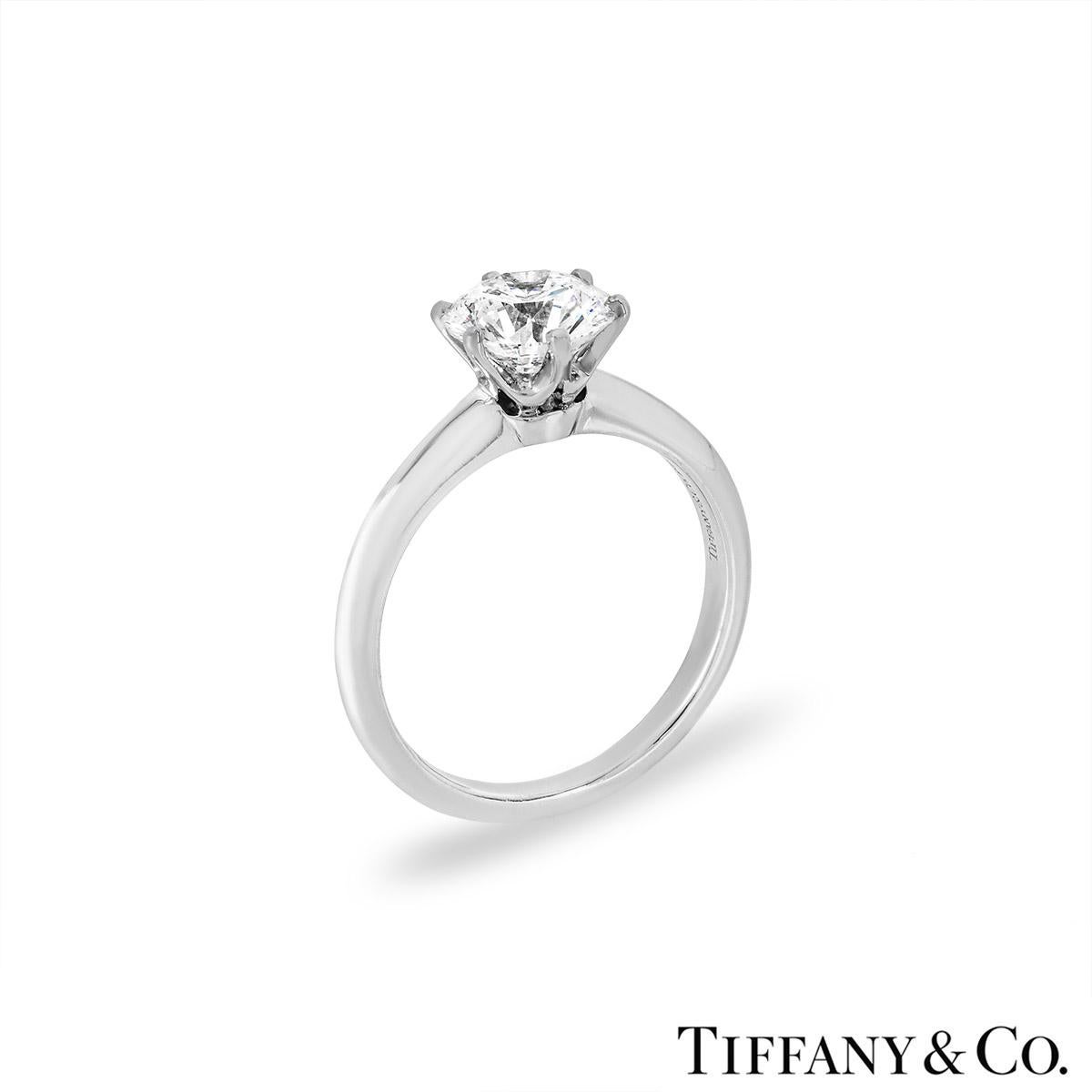 Ein wunderschöner Diamant-Verlobungsring von Tiffany & Co. aus der Tiffany Setting Band Kollektion. Der Ring besteht aus einem runden Diamanten im Brillantschliff in einer Zackenfassung mit einem Gewicht von 1,53 ct, Farbe E und Reinheit VVS2. Der