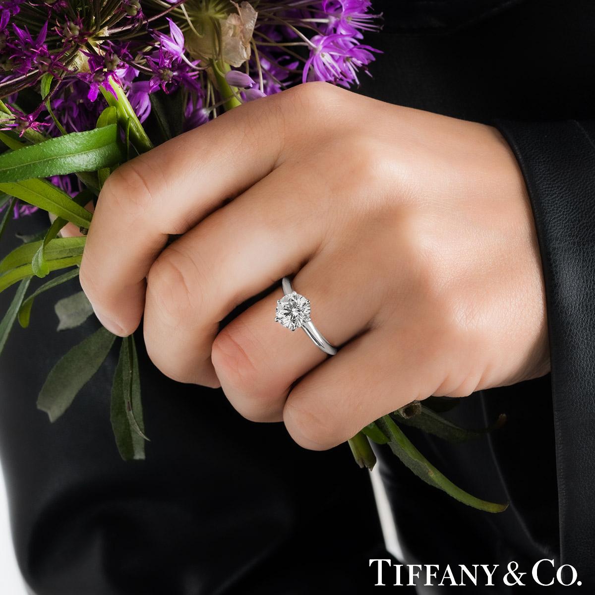 Tiffany & Co. Bague de fiançailles avec diamant rond de 1,53 carat Pour femmes en vente
