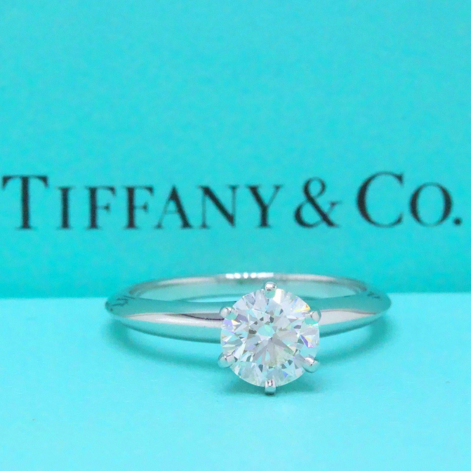 Women's or Men's Tiffany & Co. Round Diamond Engagement Ring Solitaire 1.07 Carat F VS1 Platinum For Sale