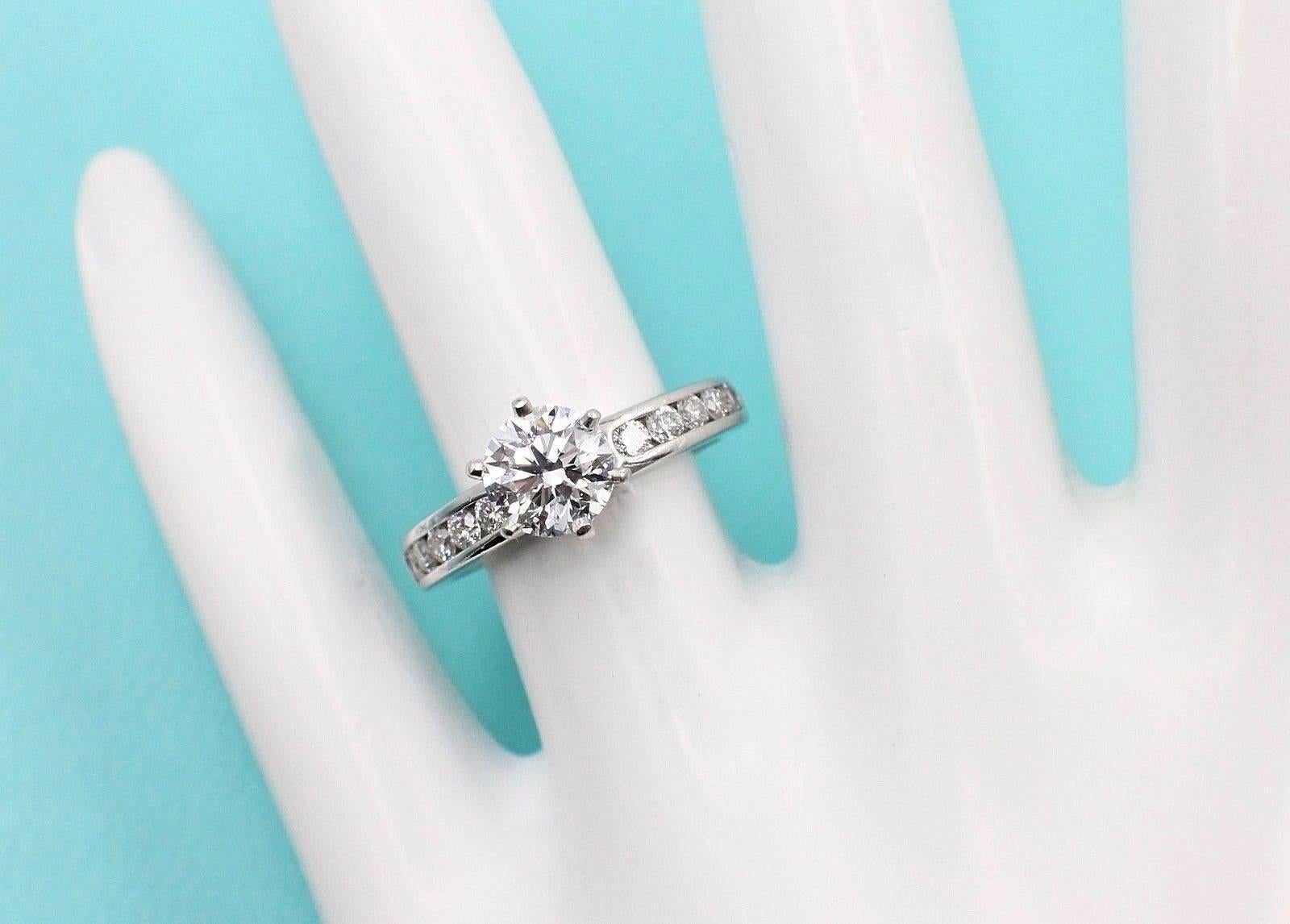 Tiffany & Co. Runder Diamant-Verlobungsring mit Diamantband 1,38 Karat F VVS2 im Zustand „Hervorragend“ im Angebot in San Diego, CA