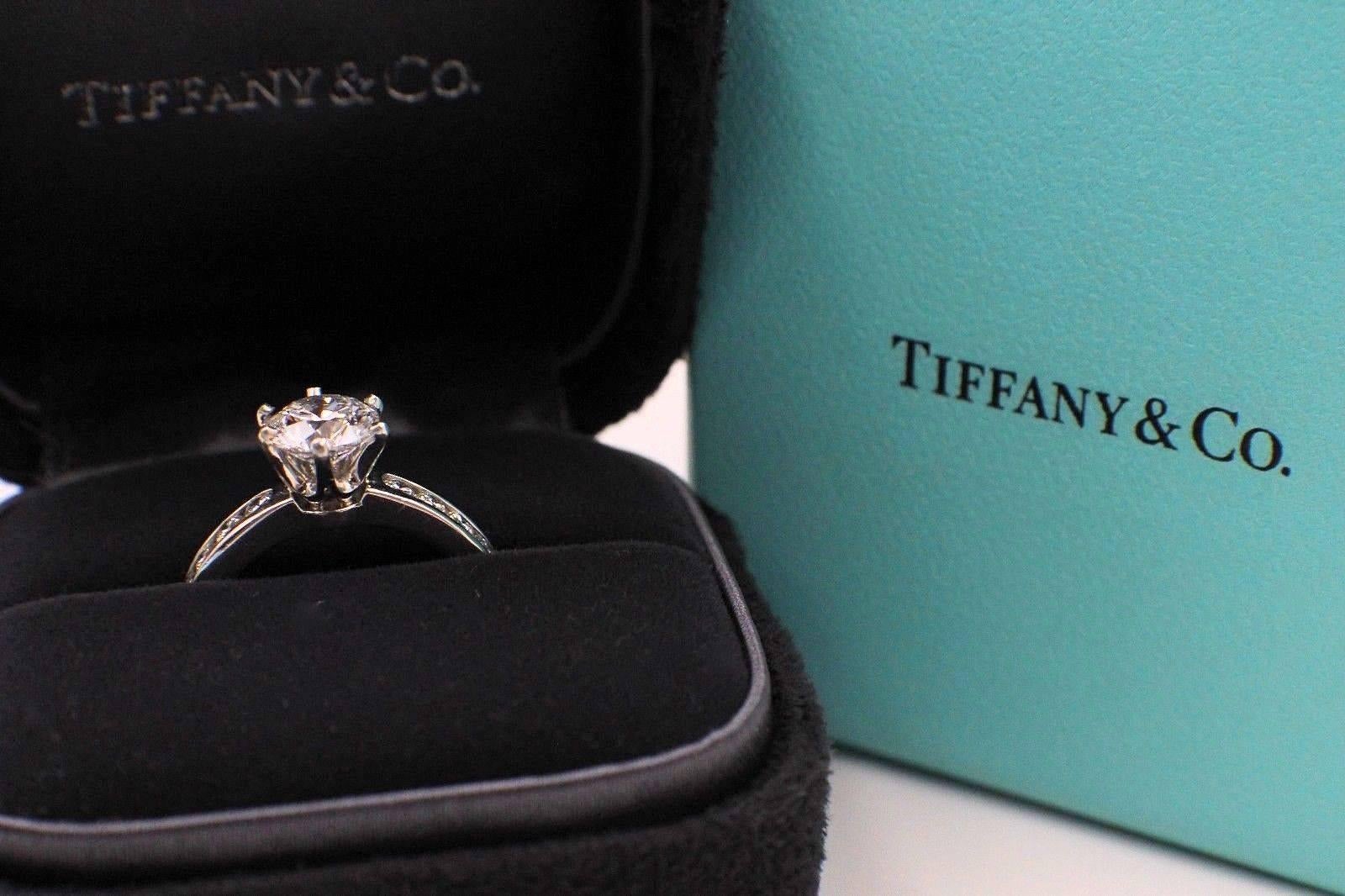 Tiffany & Co. Runder Diamant-Verlobungsring mit Diamantband 1,38 Karat F VVS2 Damen im Angebot
