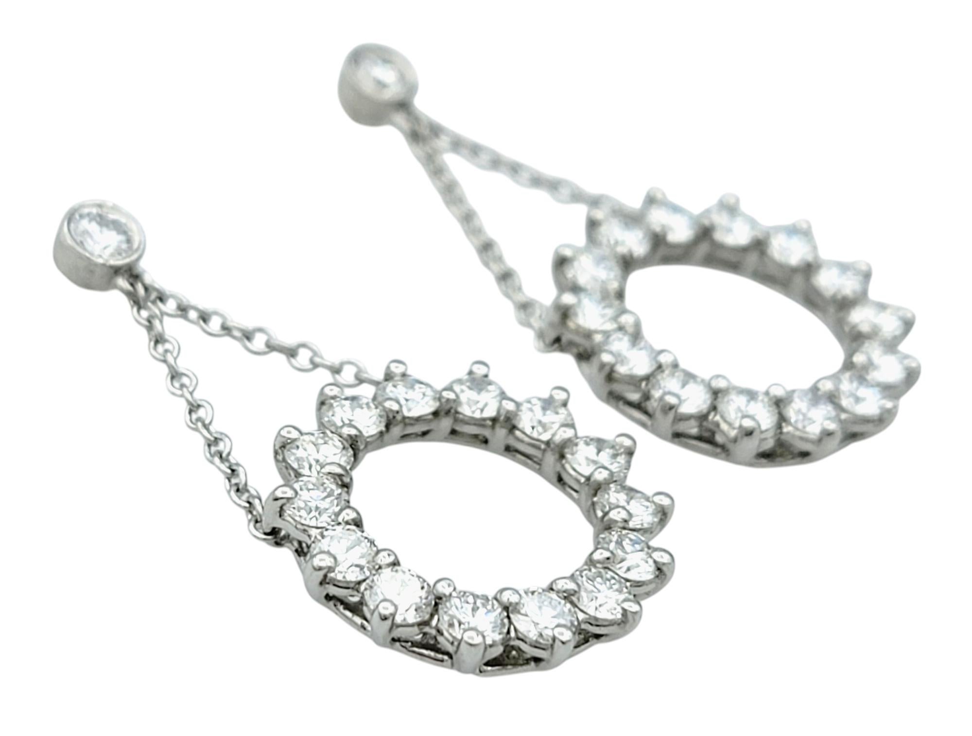 Añade un toque de elegancia icónica a tu colección con estos pendientes de gota Tiffany & Co. en lujoso platino. Diseñados con la sofisticación característica de Tiffany, cada pendiente presenta un motivo de círculo abierto, delicadamente adornado