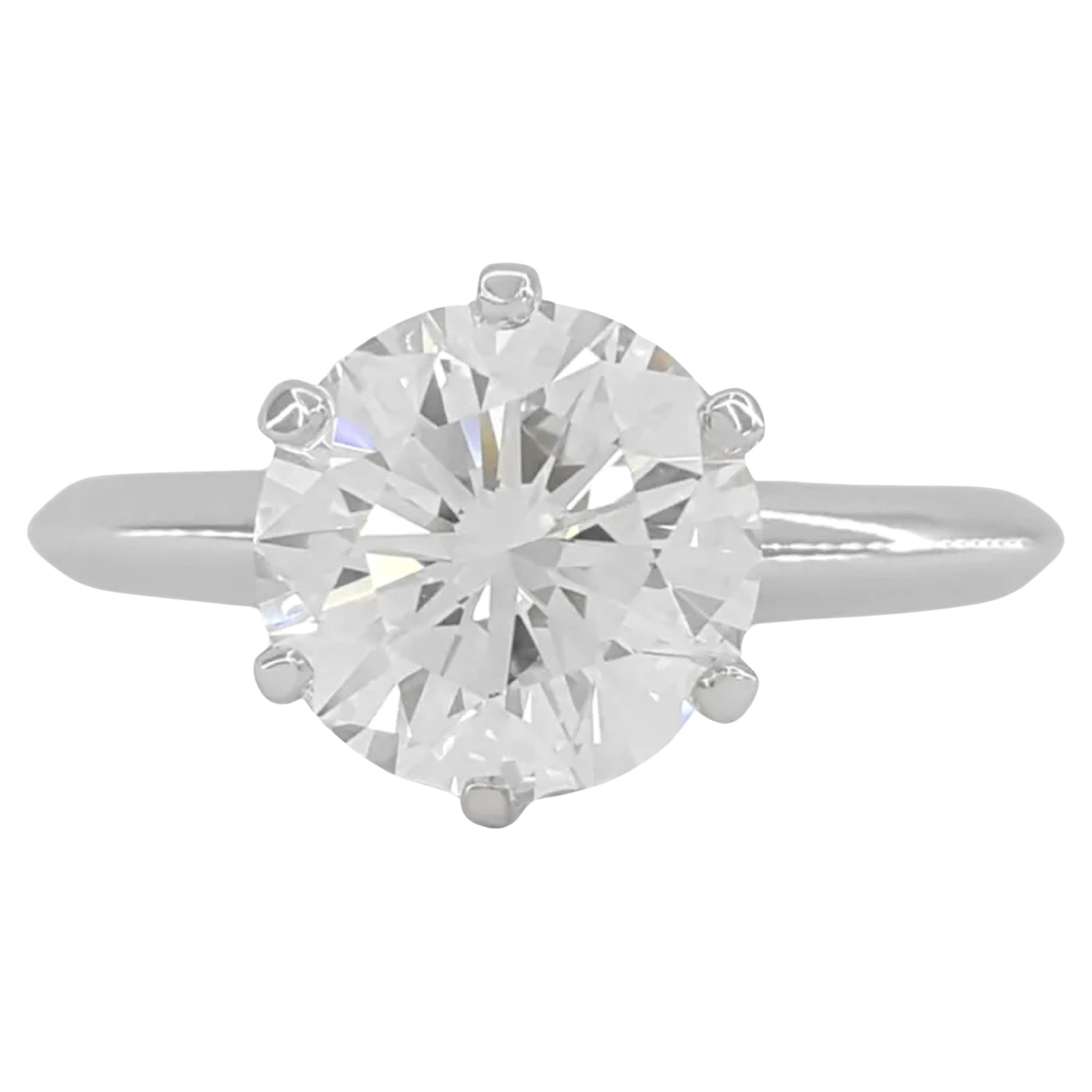 Tiffany & Co. Bague de fiançailles en platine avec solitaire en diamant rond - 1.61 CT F/VVS en vente