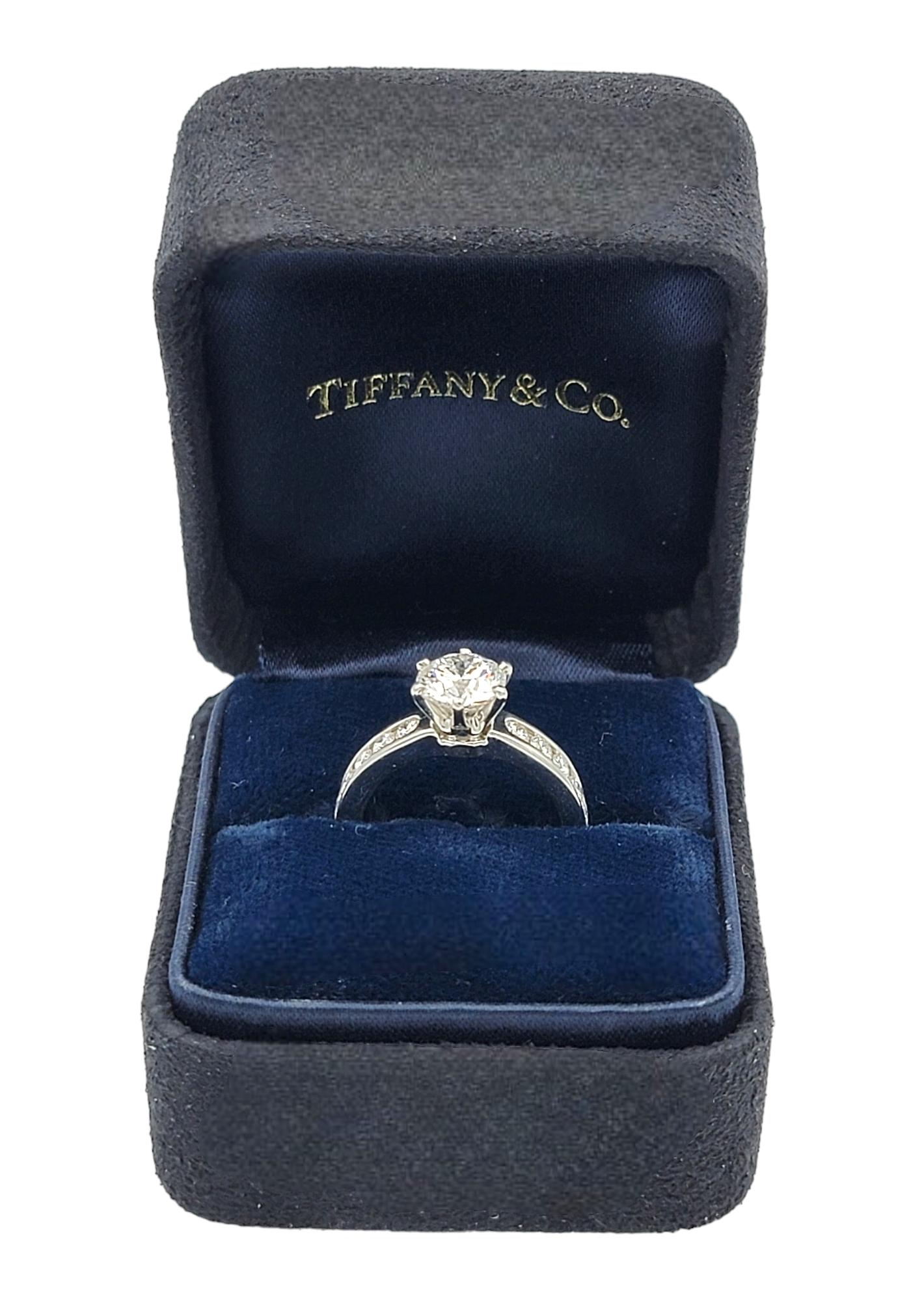 Taille de l'anneau : 4

Cette bague de fiançailles en platine de Tiffany & Co. dégage une élégance intemporelle grâce à son design simple mais exquis. La pièce maîtresse de cette bague est un superbe diamant de 1,07 carat, qui captive le spectateur