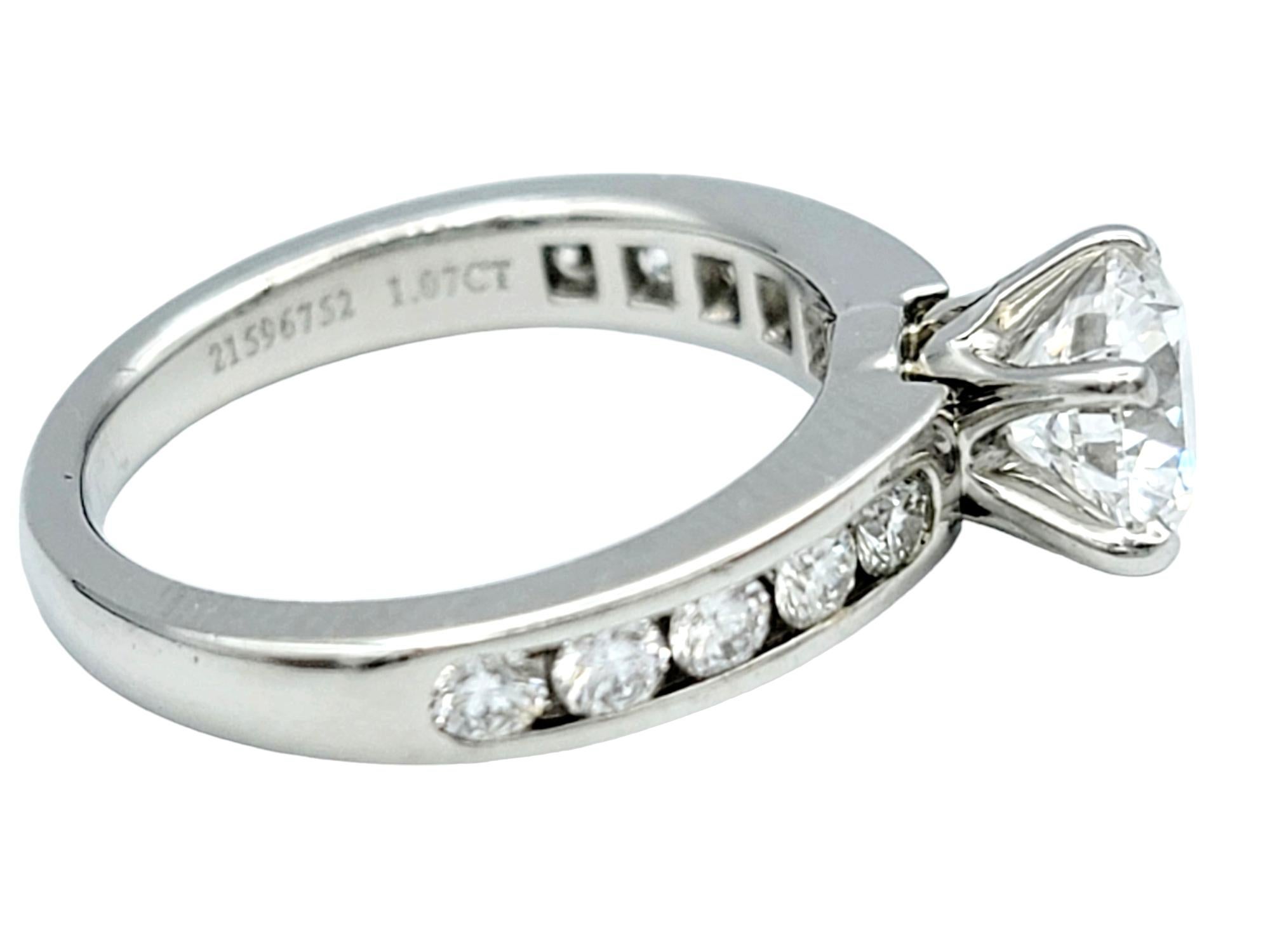 Taille ronde Tiffany & Co. Bague de fiançailles solitaire en platine avec diamant rond E/VVS2, avec boîte en vente