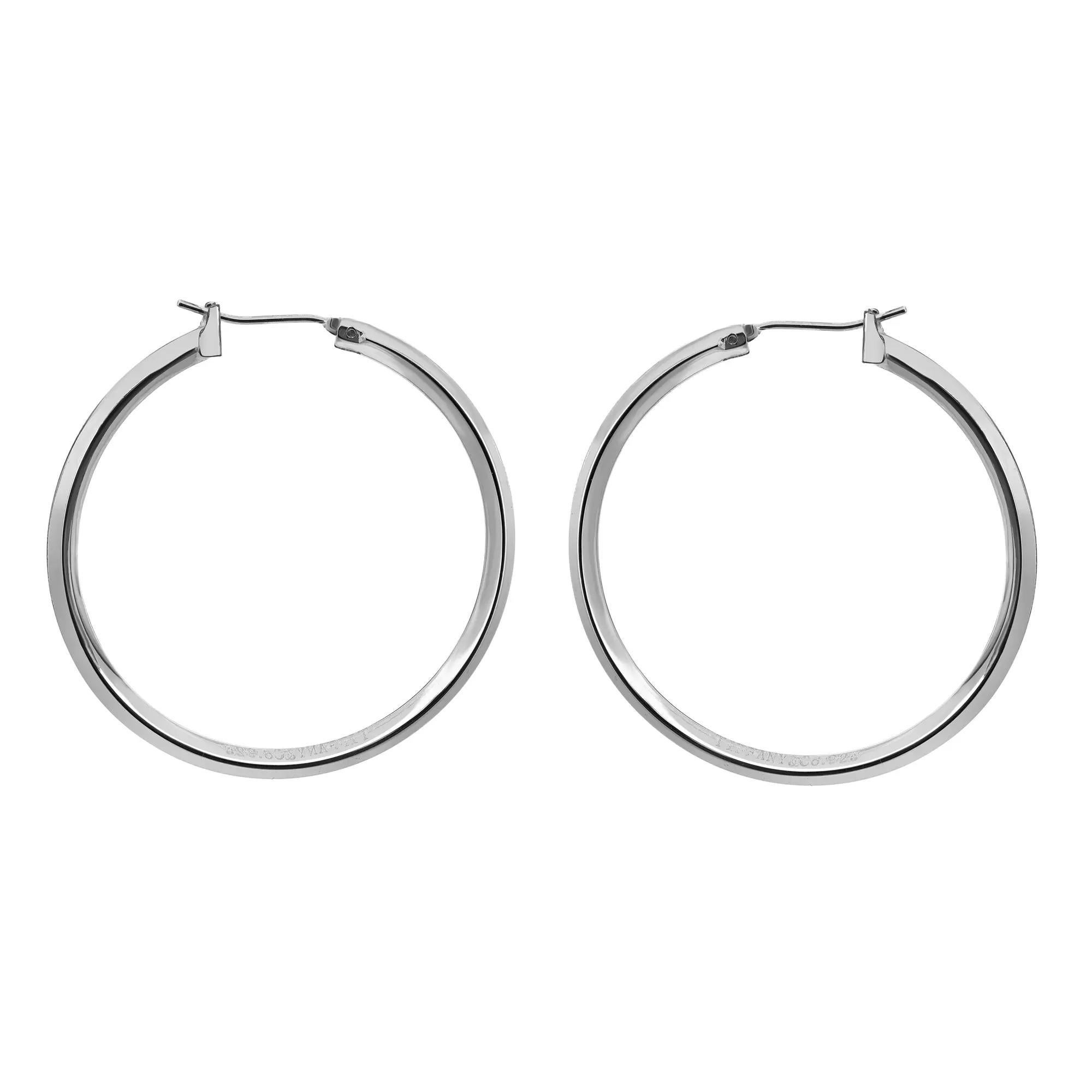 Classici orecchini a cerchio in argento sterling 925 di Tiffany & Co. in eccellenti condizioni d'uso. Un design versatile e senza tempo, perfetto per essere indossato tutti i giorni. Gli orecchini non sono dotati di scatola e documenti originali.