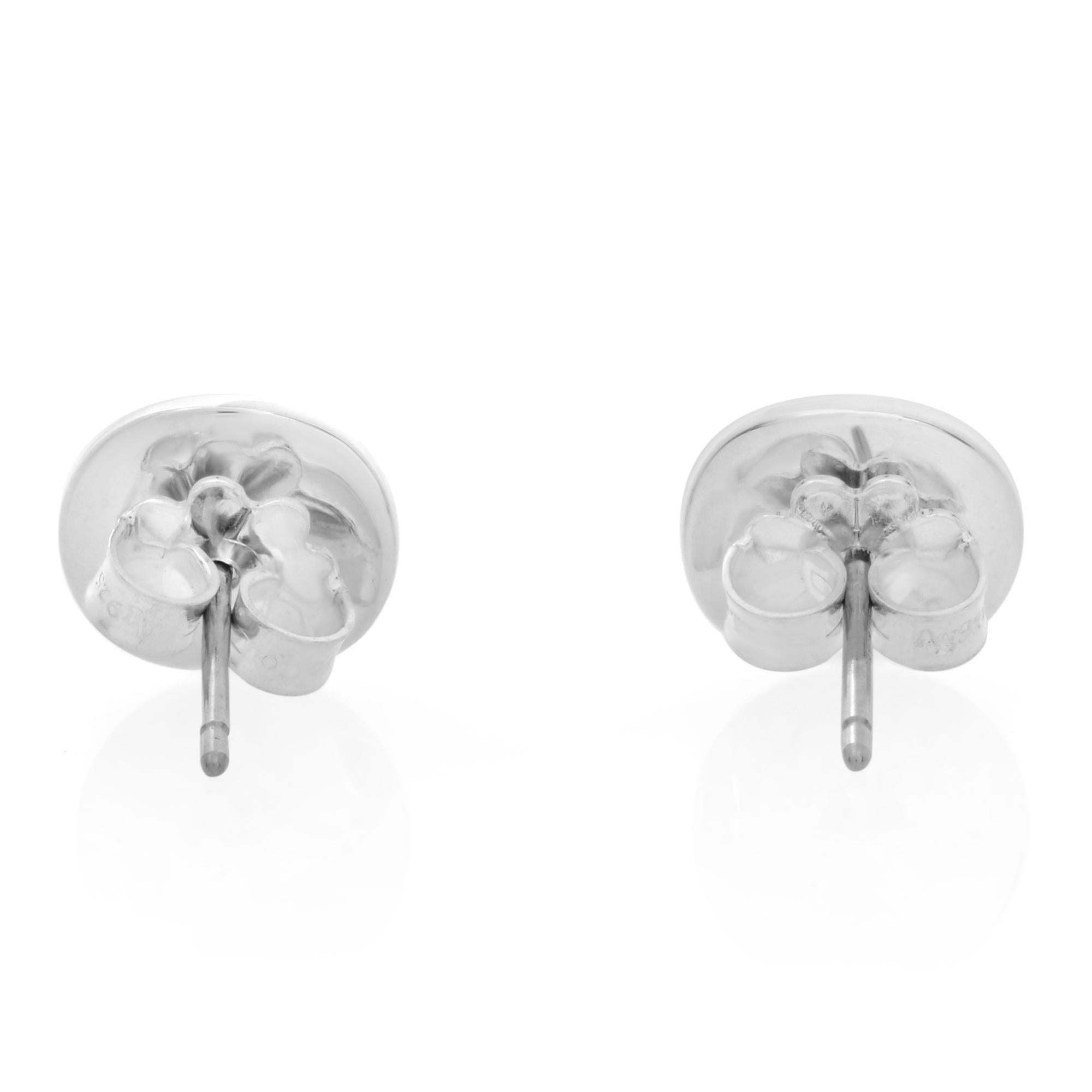 Klassischer und doch verführerischer Stil von Tiffany and Co. Runde Ohrstecker aus Sterlingsilber mit Noten,  Mit Tiffany-Notizen, die von handgeschriebenen Buchstaben inspiriert sind, und gesicherten, gestempelten Druckknöpfen auf der Oberseite der