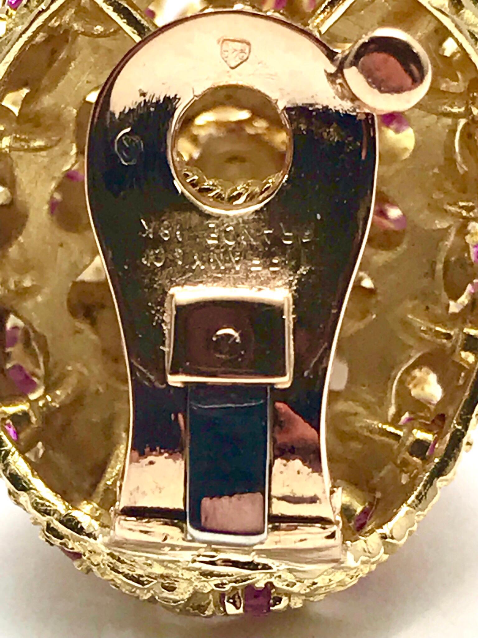 Tiffany & Co. Runder Rubin und 18 Karat Gelbgold gewölbte Clip-Ohrringe (Retro) im Angebot
