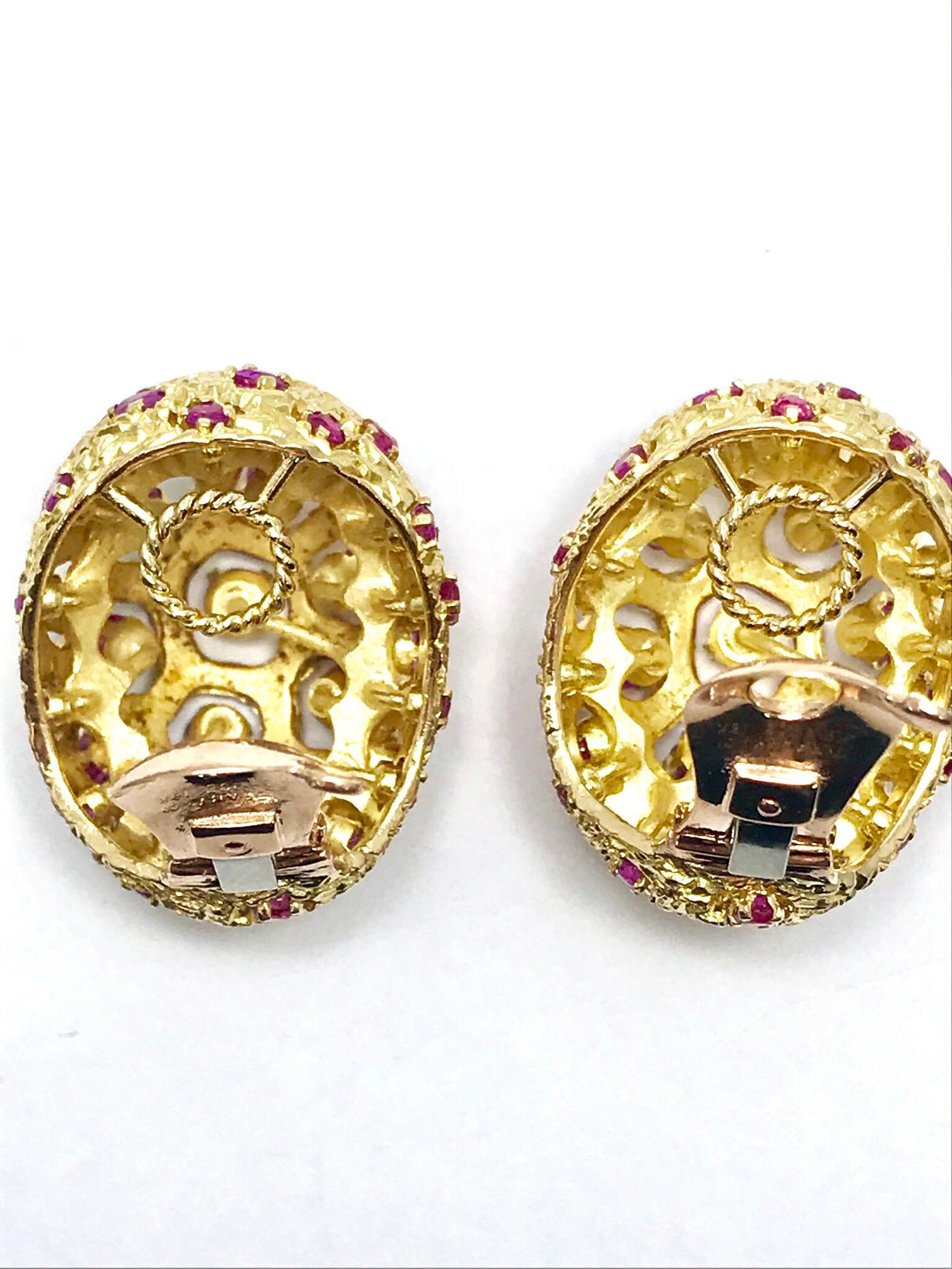Tiffany & Co. Runder Rubin und 18 Karat Gelbgold gewölbte Clip-Ohrringe im Zustand „Hervorragend“ im Angebot in Chevy Chase, MD
