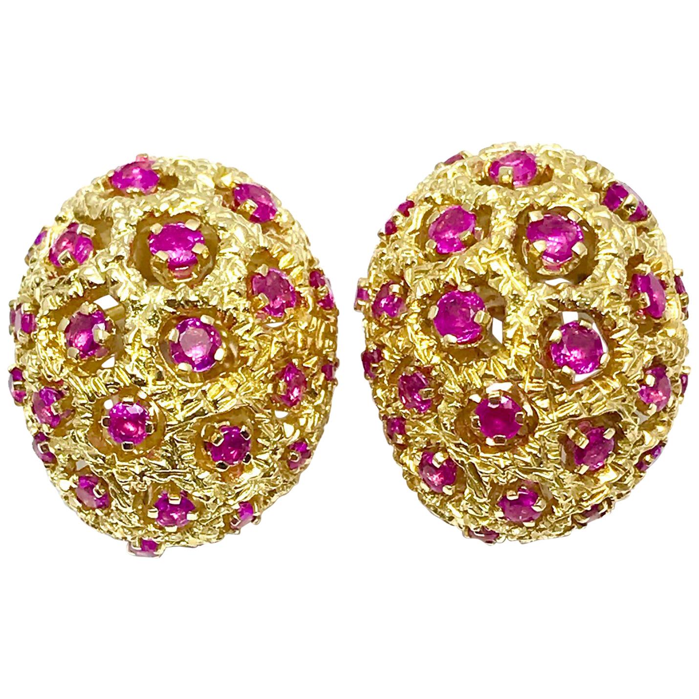 Tiffany & Co. Runder Rubin und 18 Karat Gelbgold gewölbte Clip-Ohrringe im Angebot