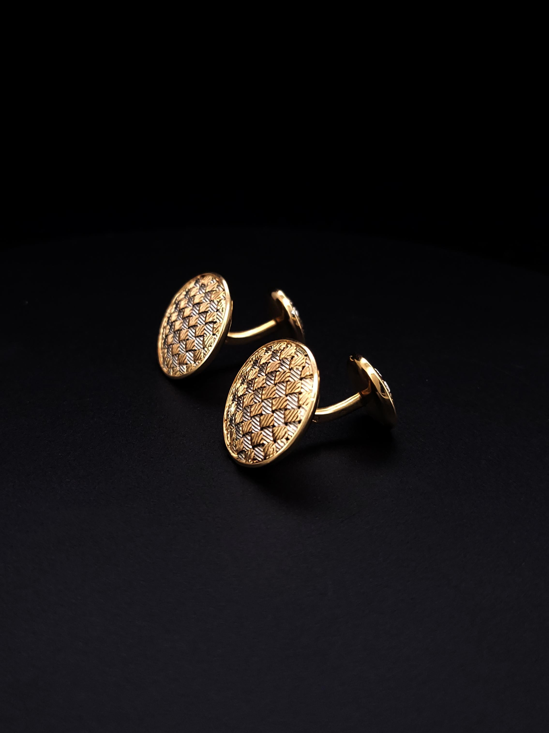 TIFFANY & CO. BOUTONS DE MANCHETTE RONDS À DEUX TONS EN OR 18K
Jolie paire de boutons de manchette avec une élégante touche bicolore.

Condit : Mint 
Marque : Tiffany & Co.
MATERIAL : Or 18k (deux tons)
Diamètre avant : 17 mm
Diamètre du dos : 11